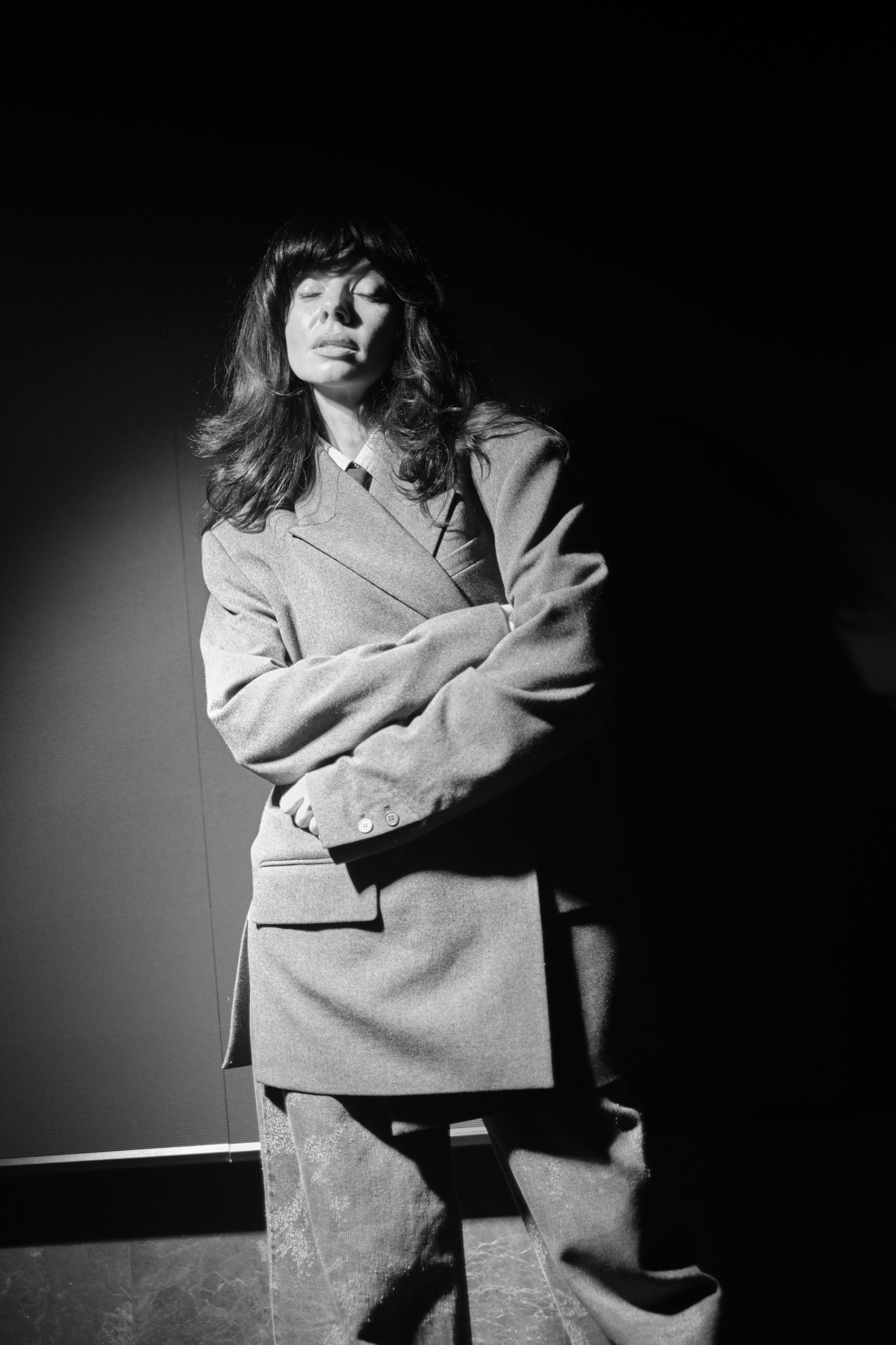 Женский портрет в пиджаке и драматичном свете