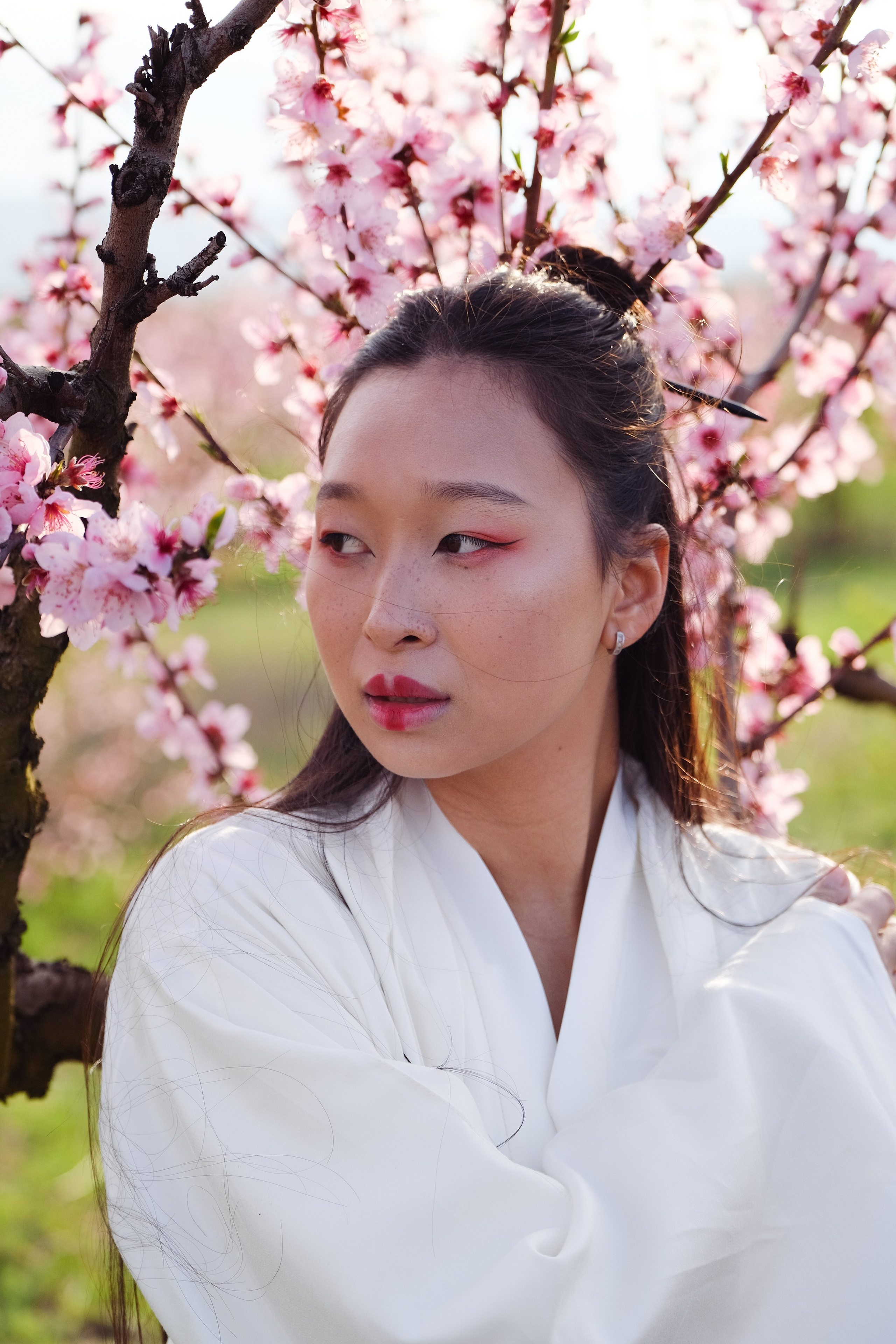 Фото в цветущих персиковых садах. Профессиональная фотосъемка в Крыму. Натуральные эмоции и живые кадры. Забронируйте дату прямо сейчас!