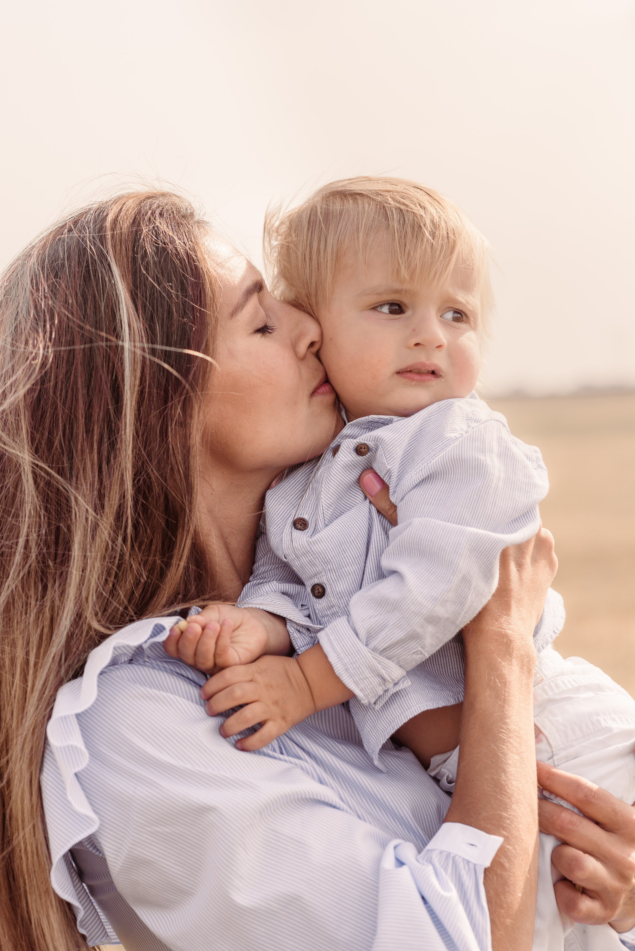 Entdecken Sie eine professionelle Familienfotoserie im Freien. Natürliche Posen, warme Farben und authentische Momente für moderne Familienfotografie.