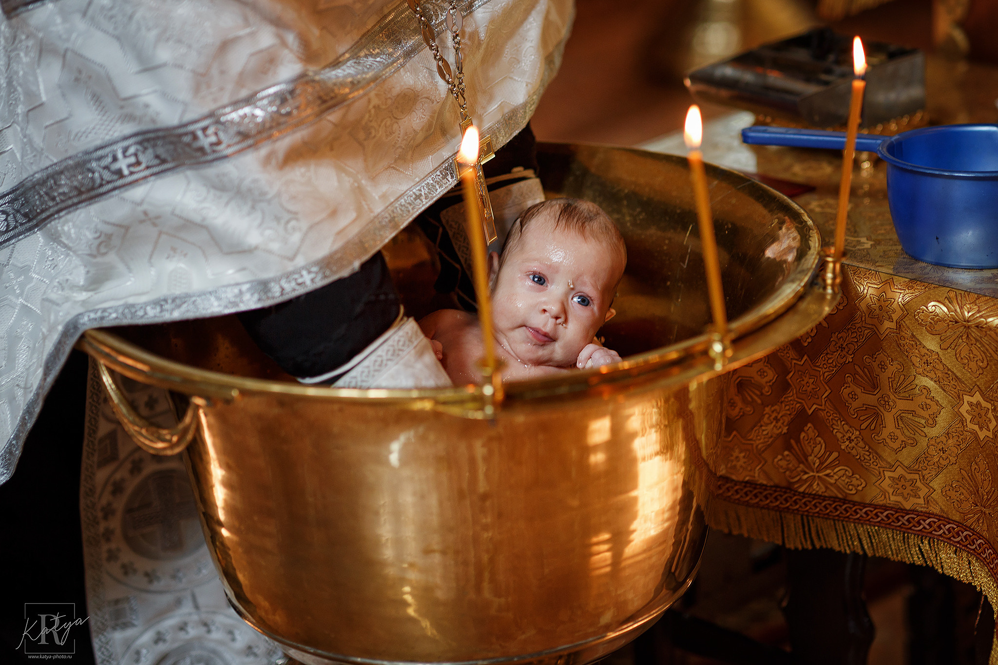 окунание малыша на таинстве крещения