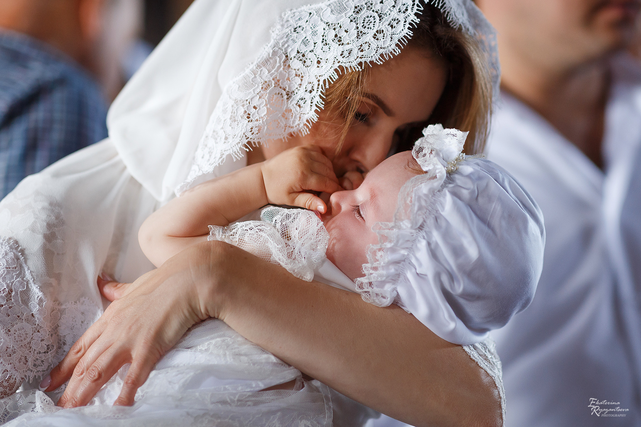 мама целует дочку