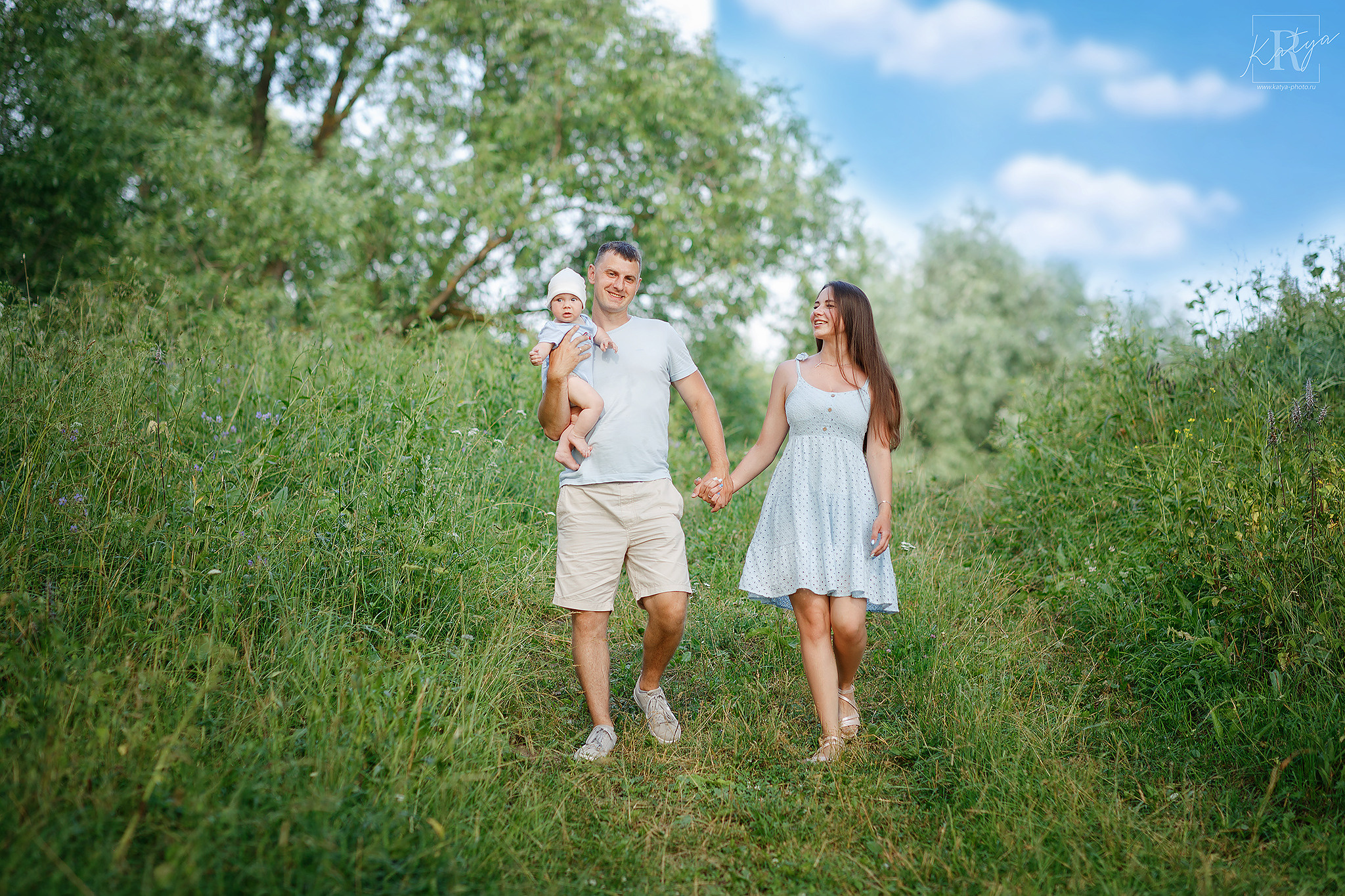 семья гуляет по летнему лесу