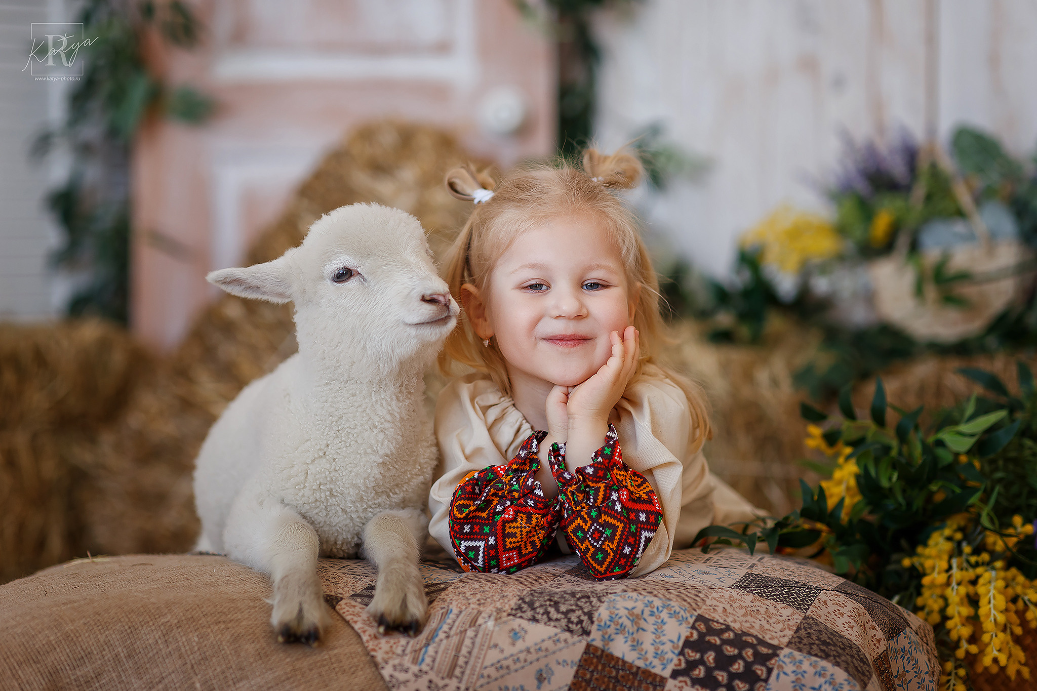 девочка лежит с овечкой