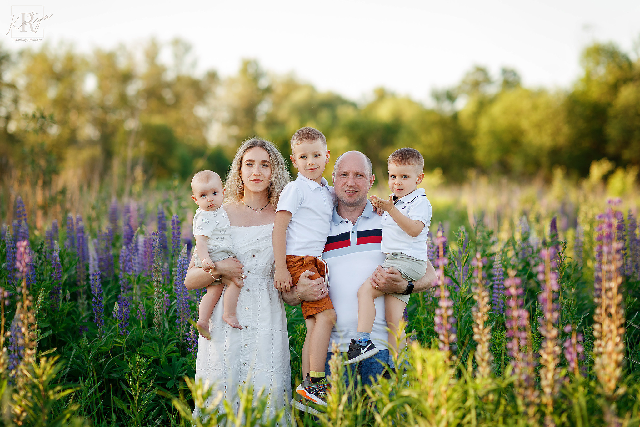 семья в люпиновом поле