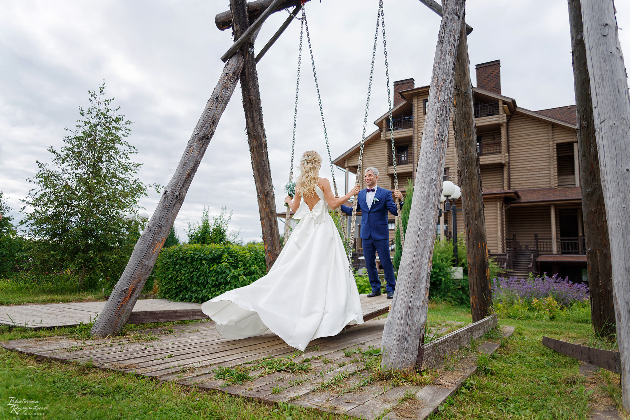 жених и невеста на качелях
