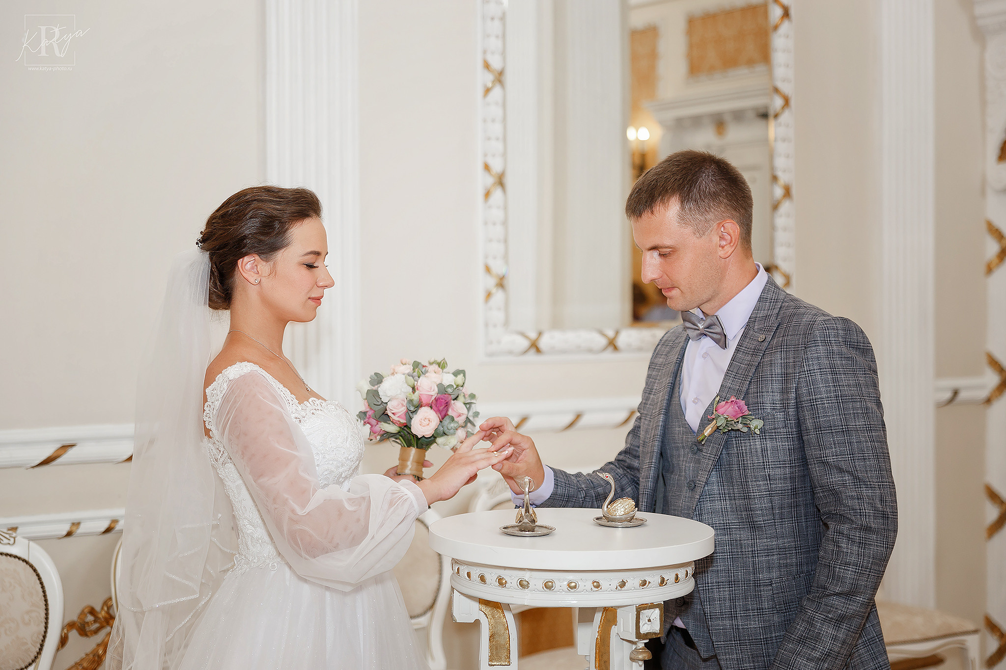 жених и невеста обмениваются кольцами