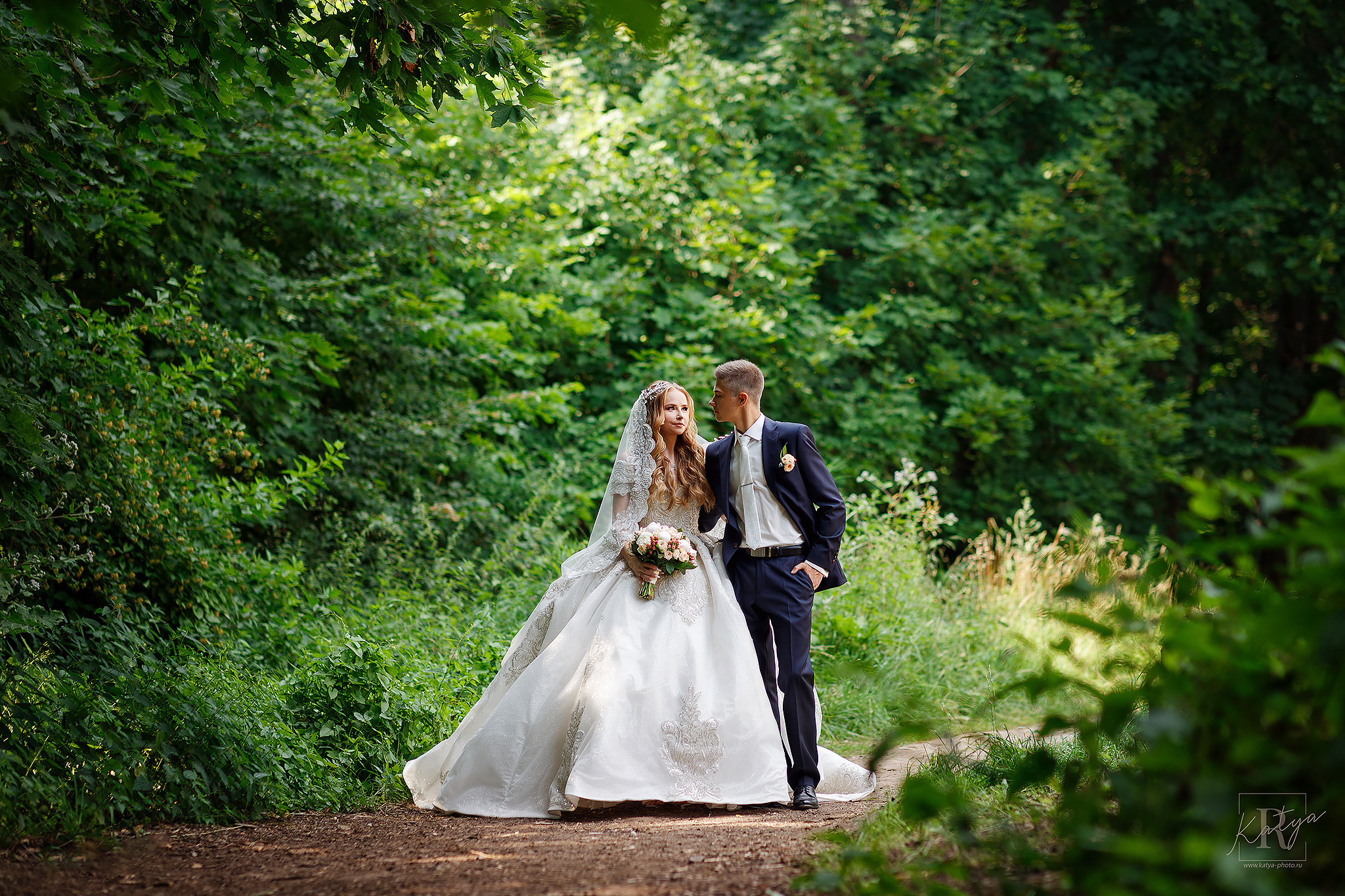 жених и невеста гуляют в лесу