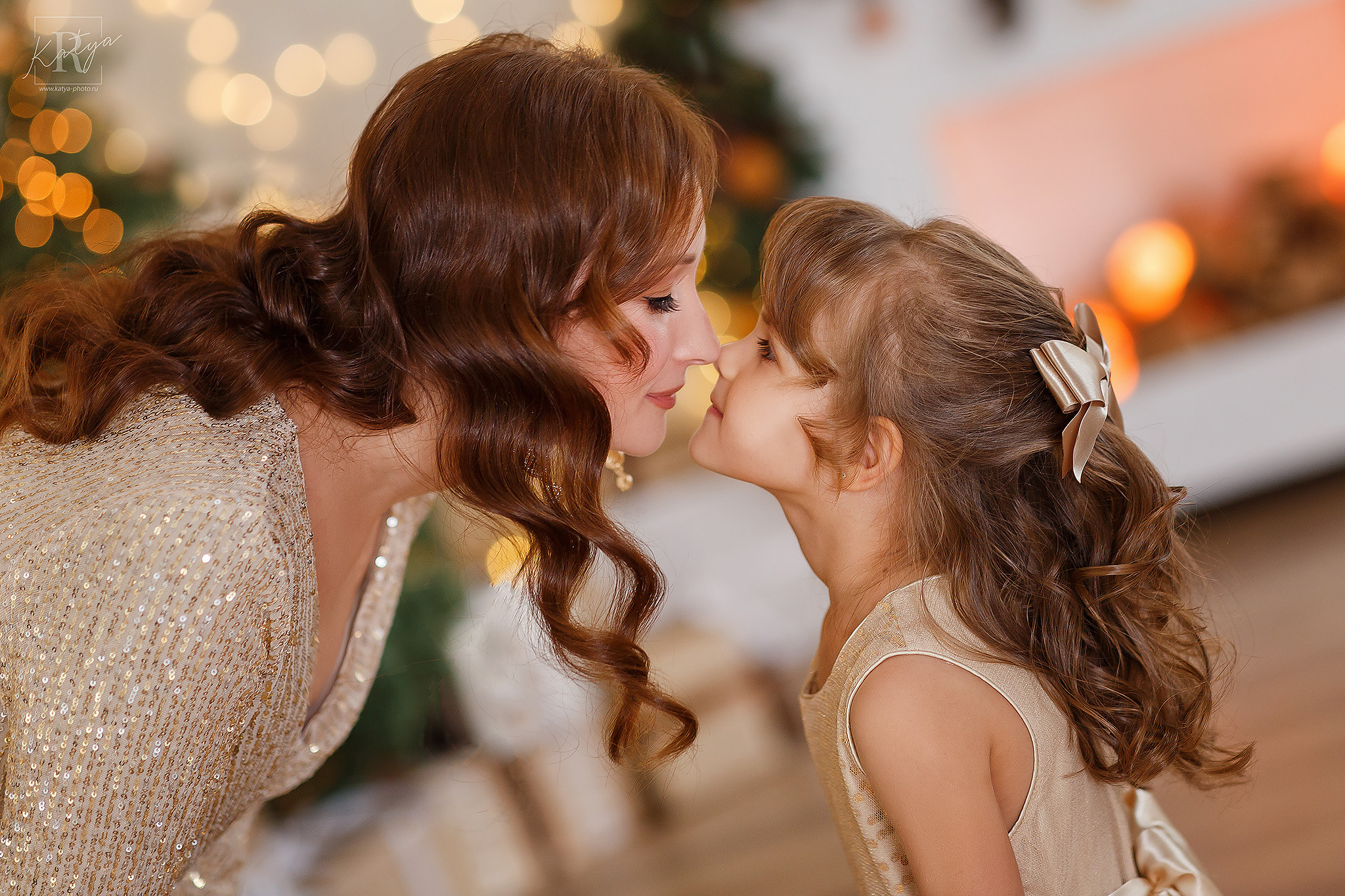 мама целует дочку