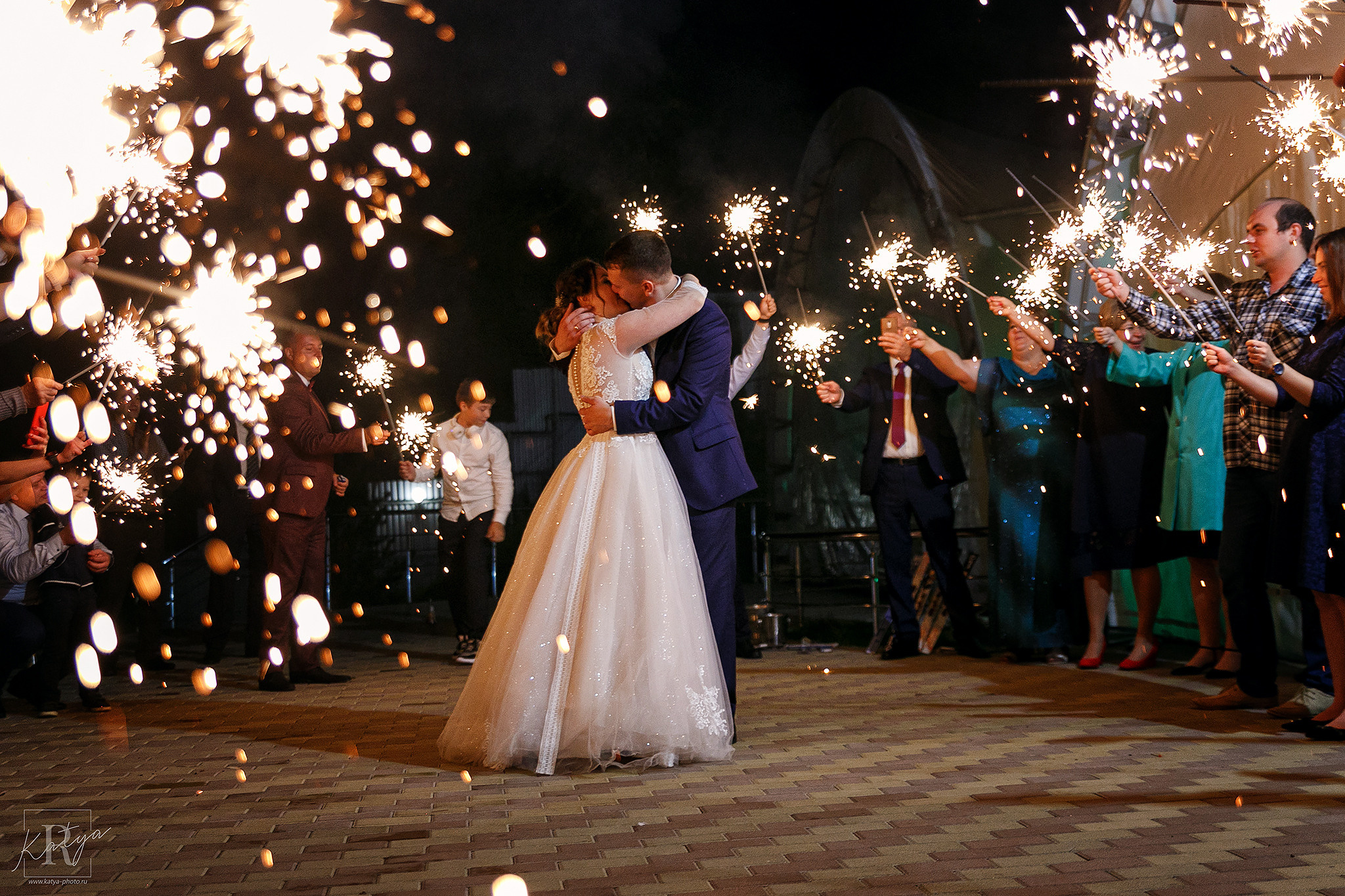 гости и бенгальские огни на свадьбе