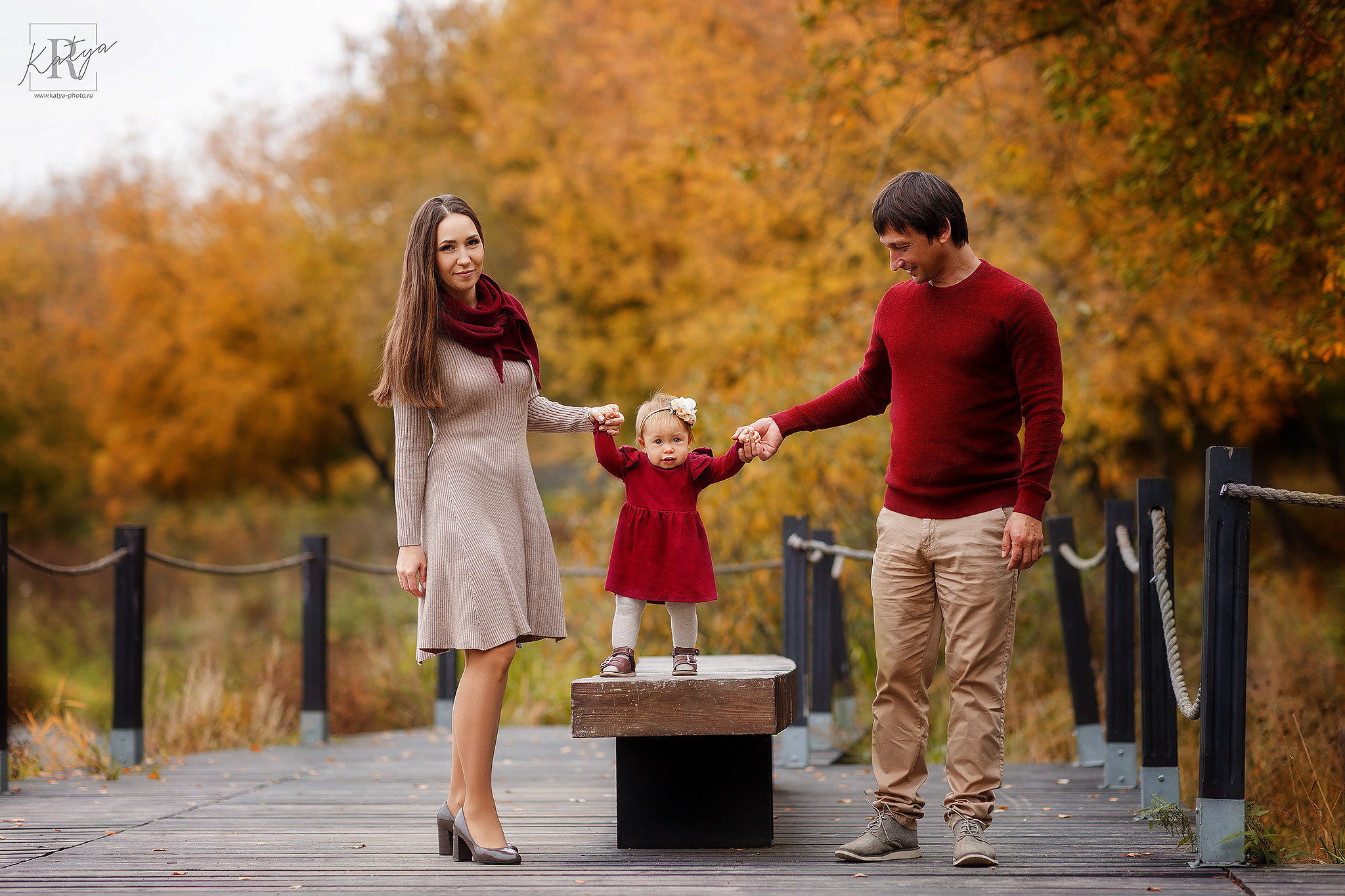 мама и папа держат ребенка за руки