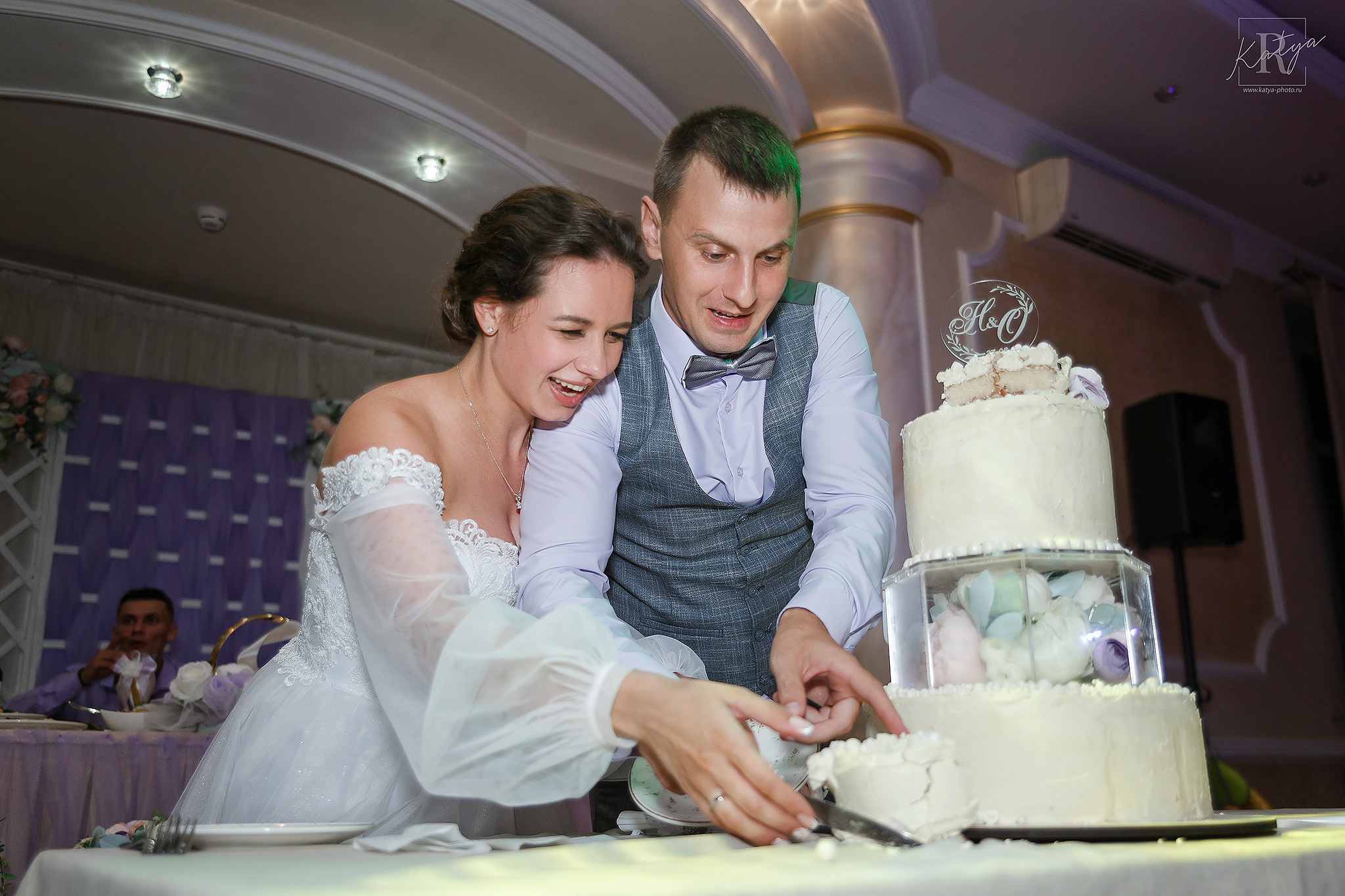 молодожёны режут свадебный торт