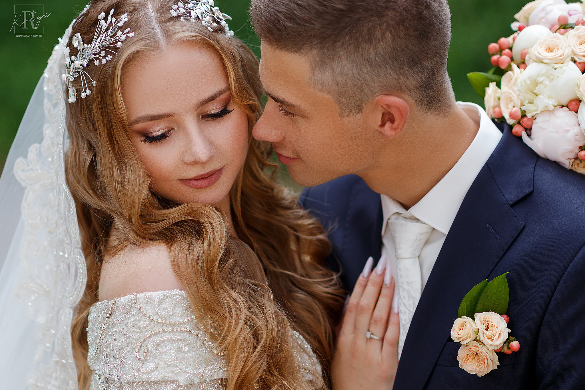 крупный портрет жениха и невесты с букетом