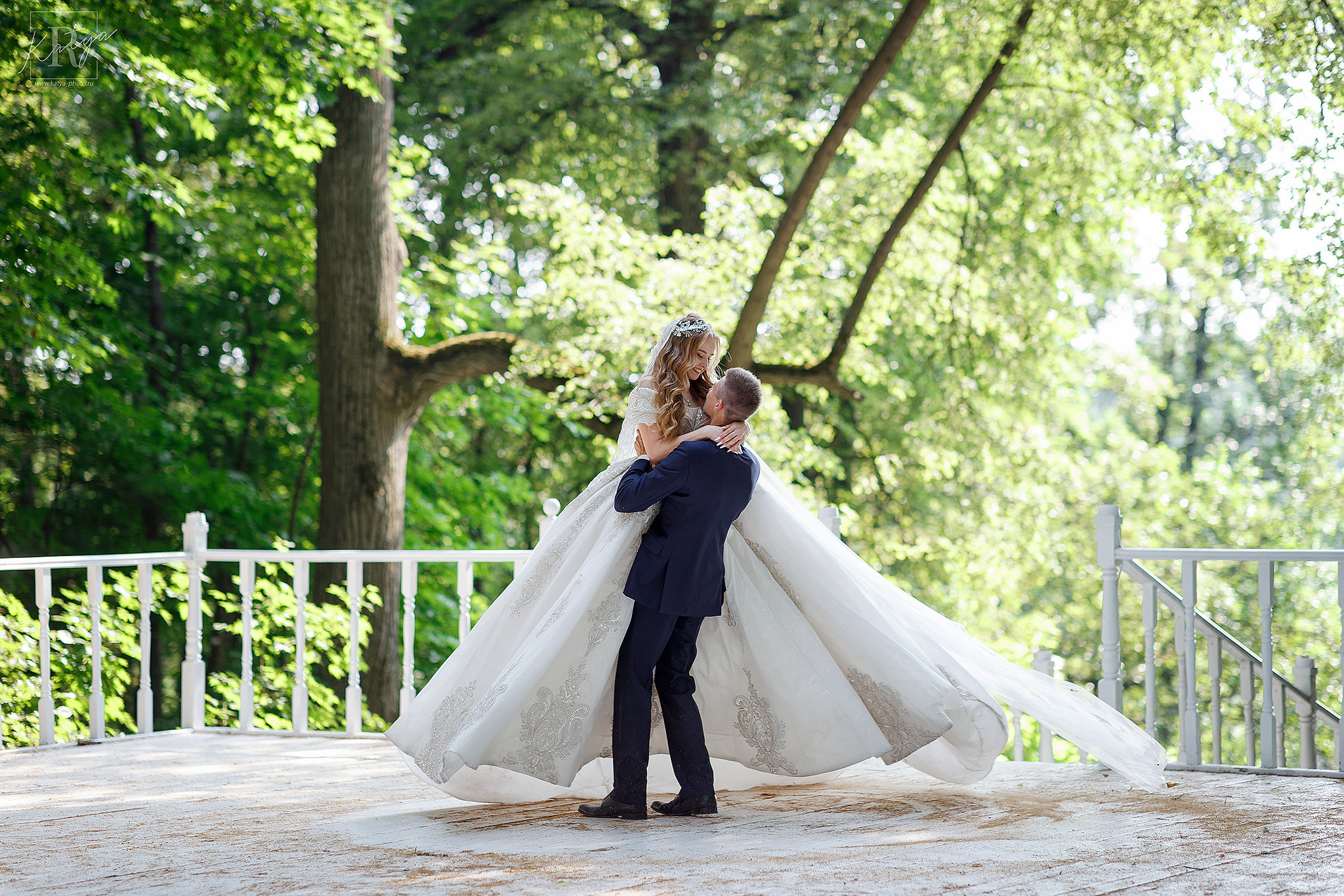 жених кружит невесту