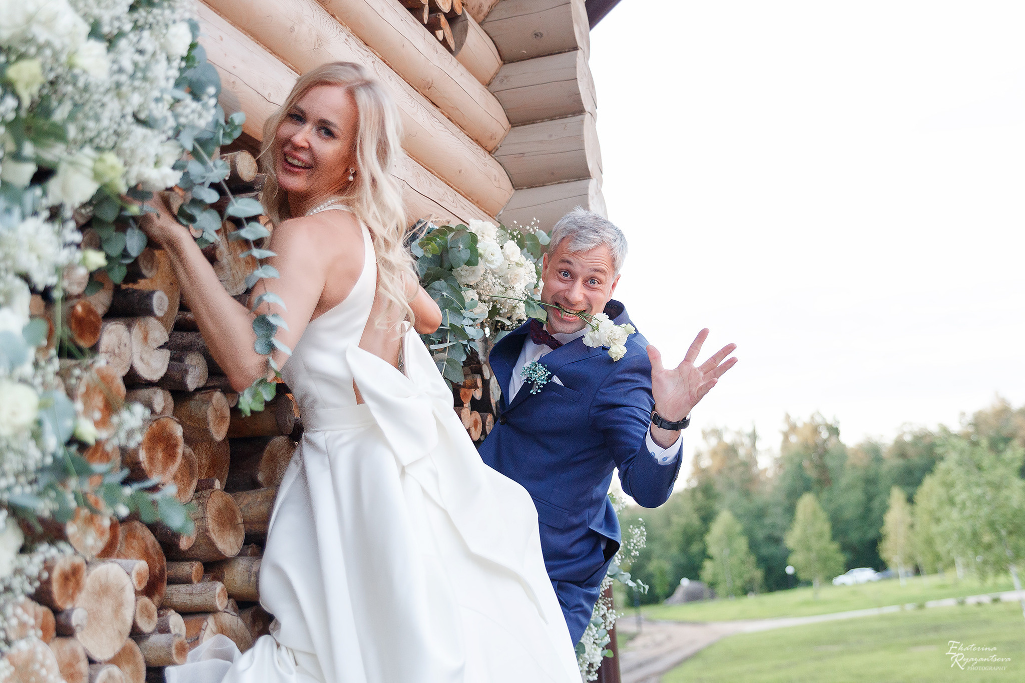 весёлая фотография жениха и невесты