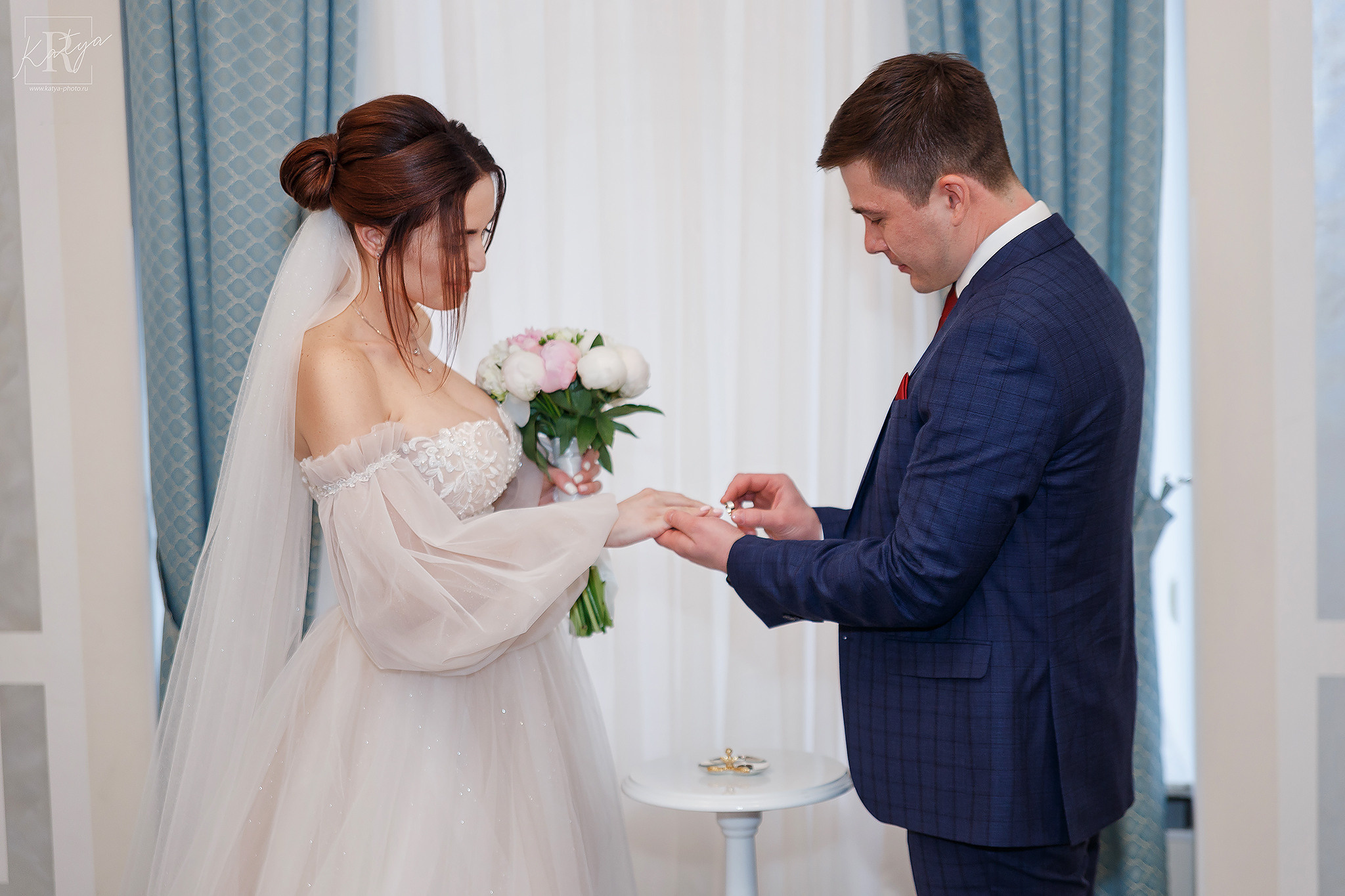 жених и невеста обмениваются кольцами