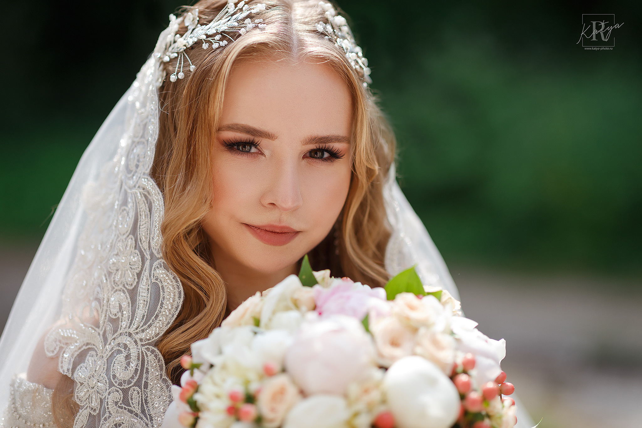 крупный портрет невесты с букетом