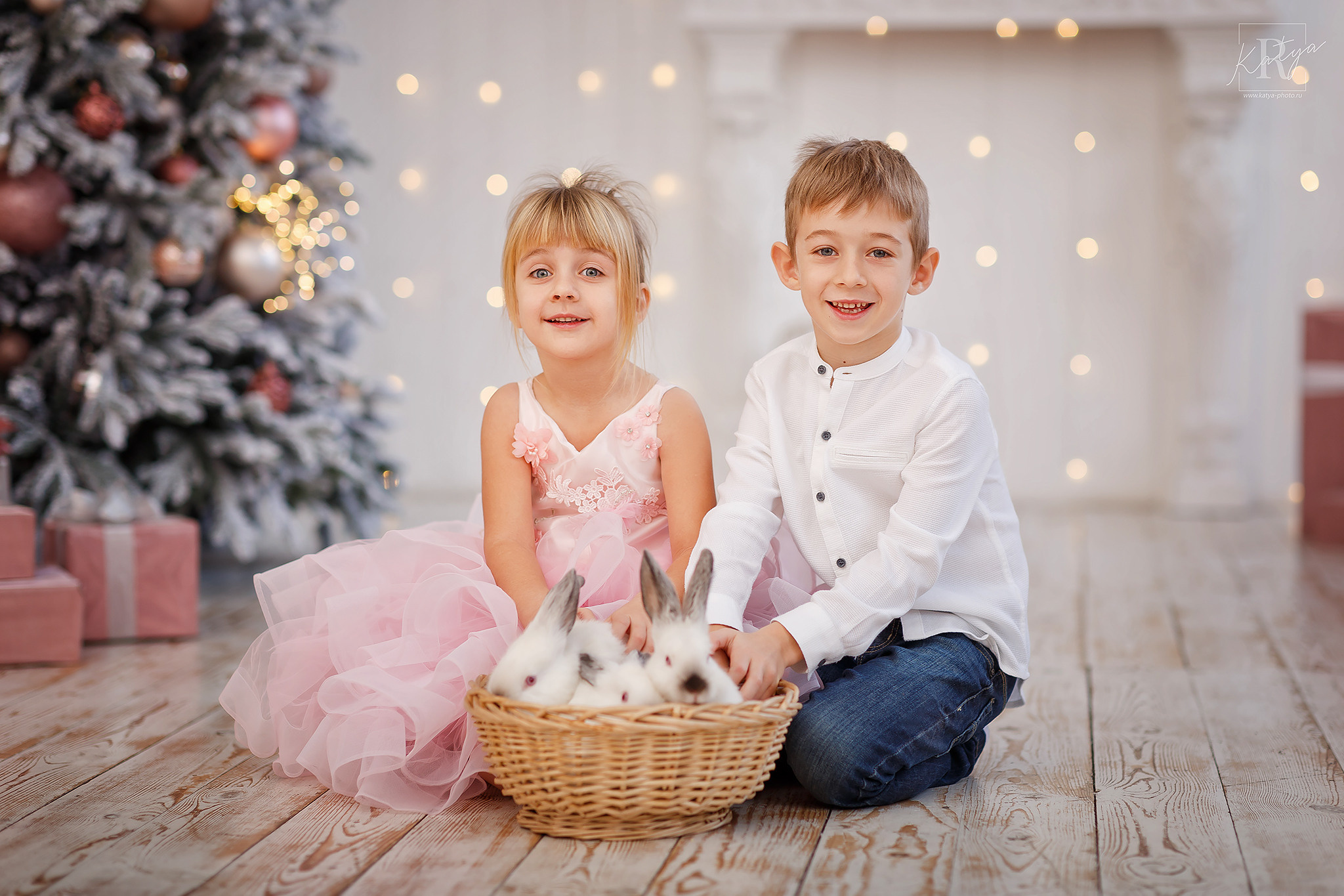 мальчик и девочка с кроликами в корзине