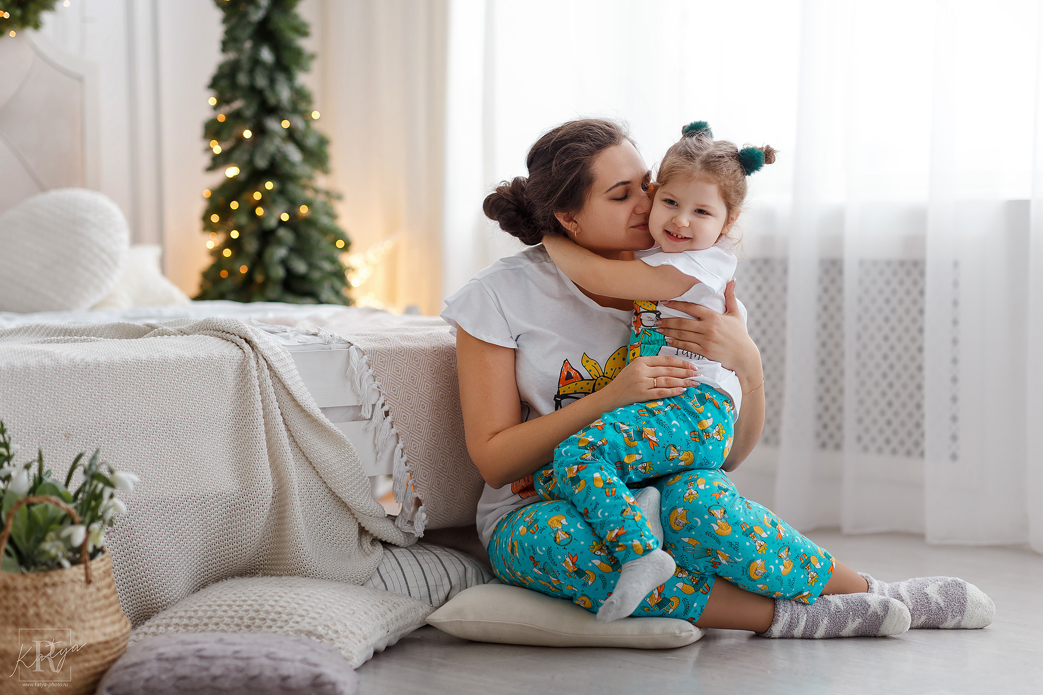 мама и дочка в пижамах обнимаются