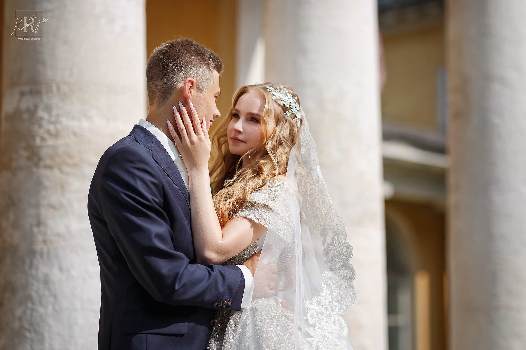 невеста гладит жениха по щеке