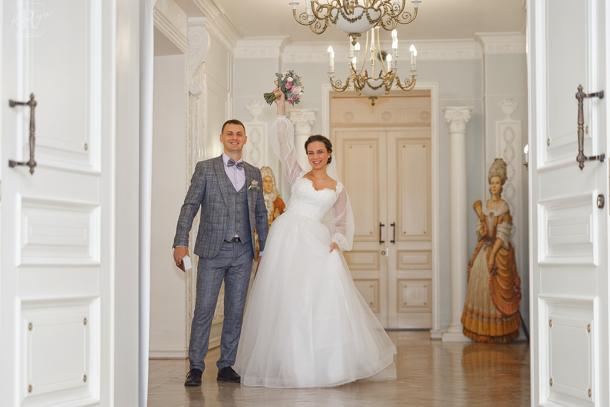 жених и невеста в загсе