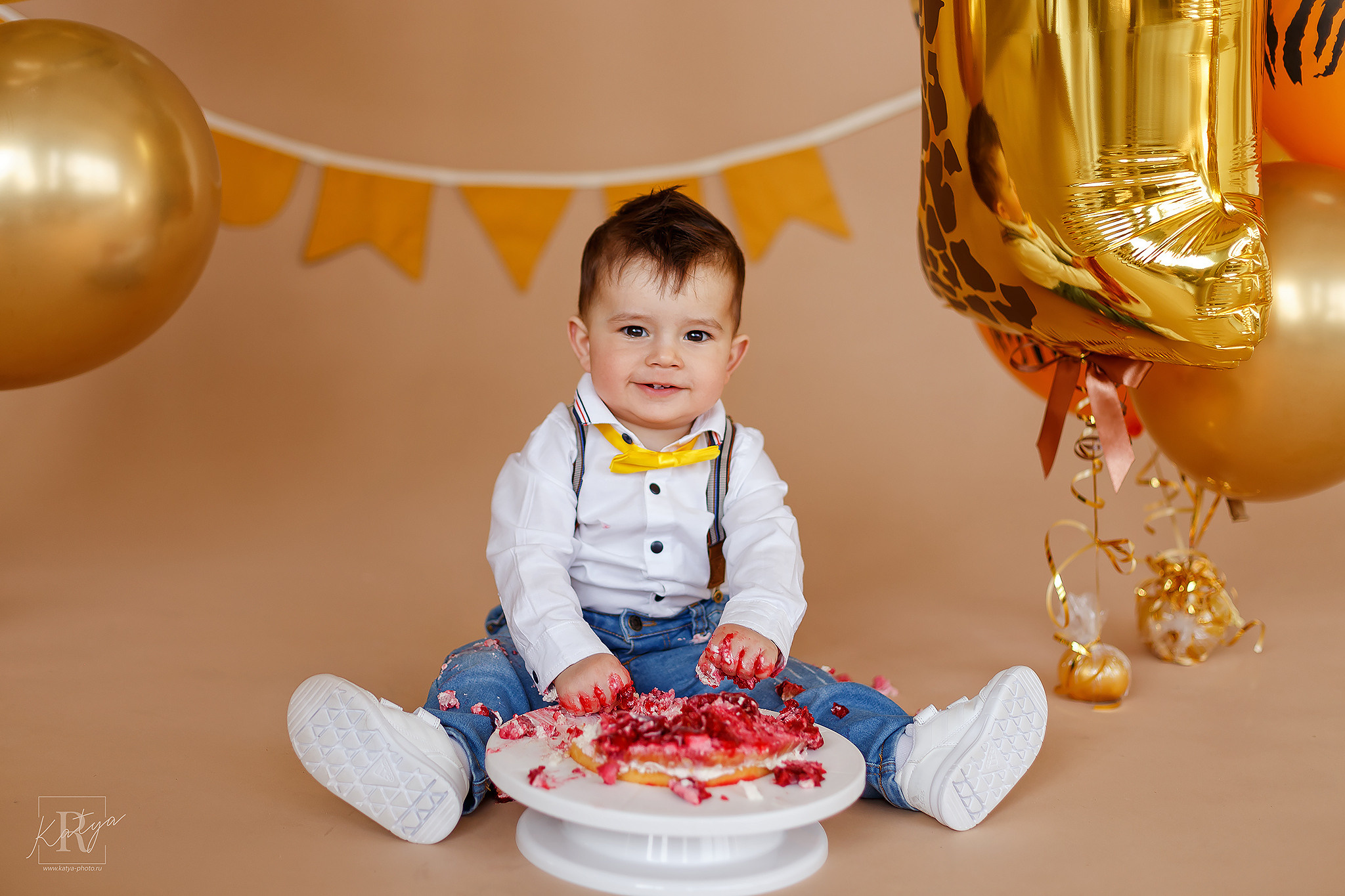 ребенок крушит торт