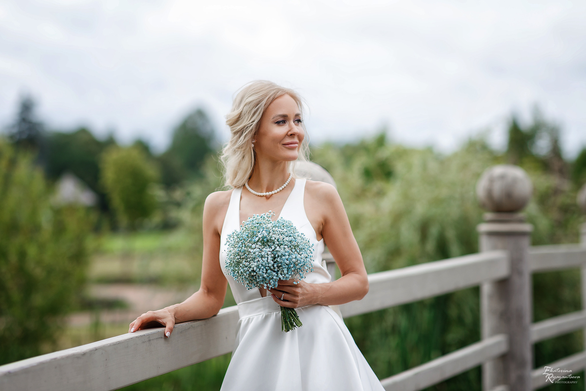невеста с голубым букетом