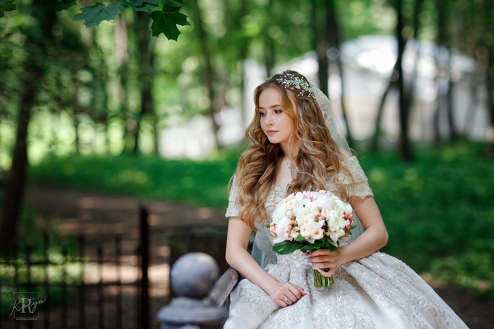 невеста с букетом стоит на мосту