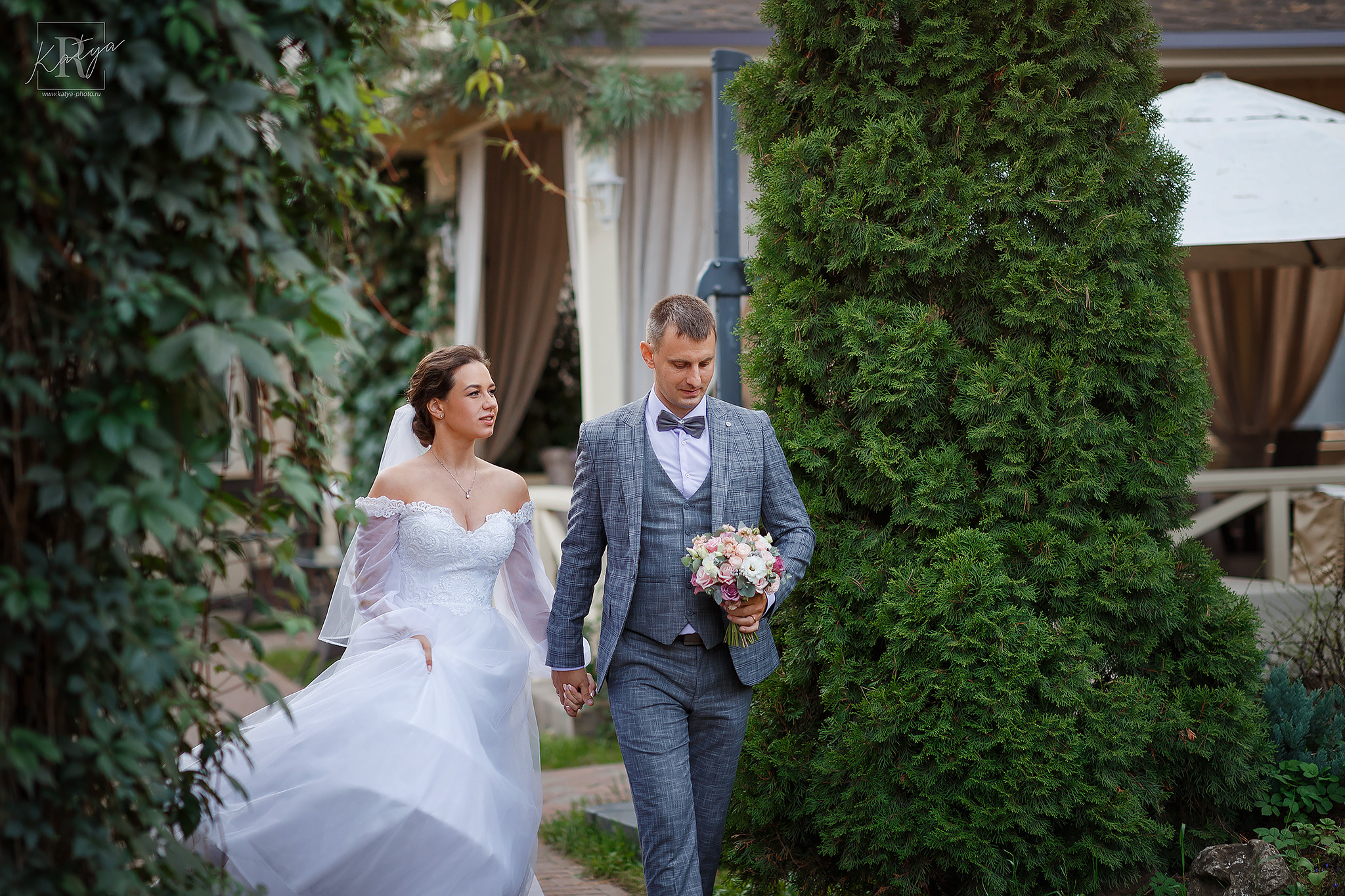 жених и невеста гуляют