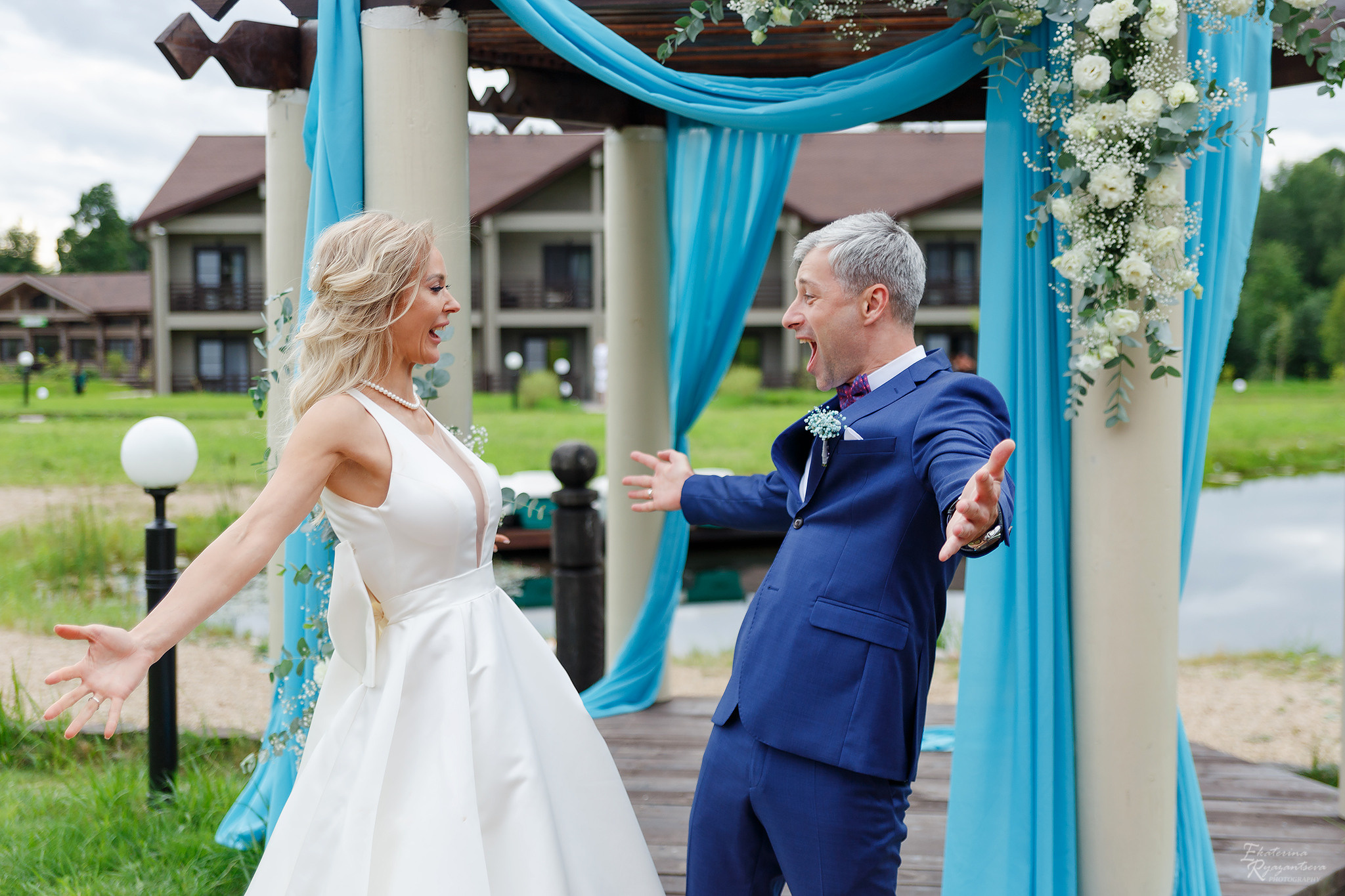 молодожёны поздравляют друг друга