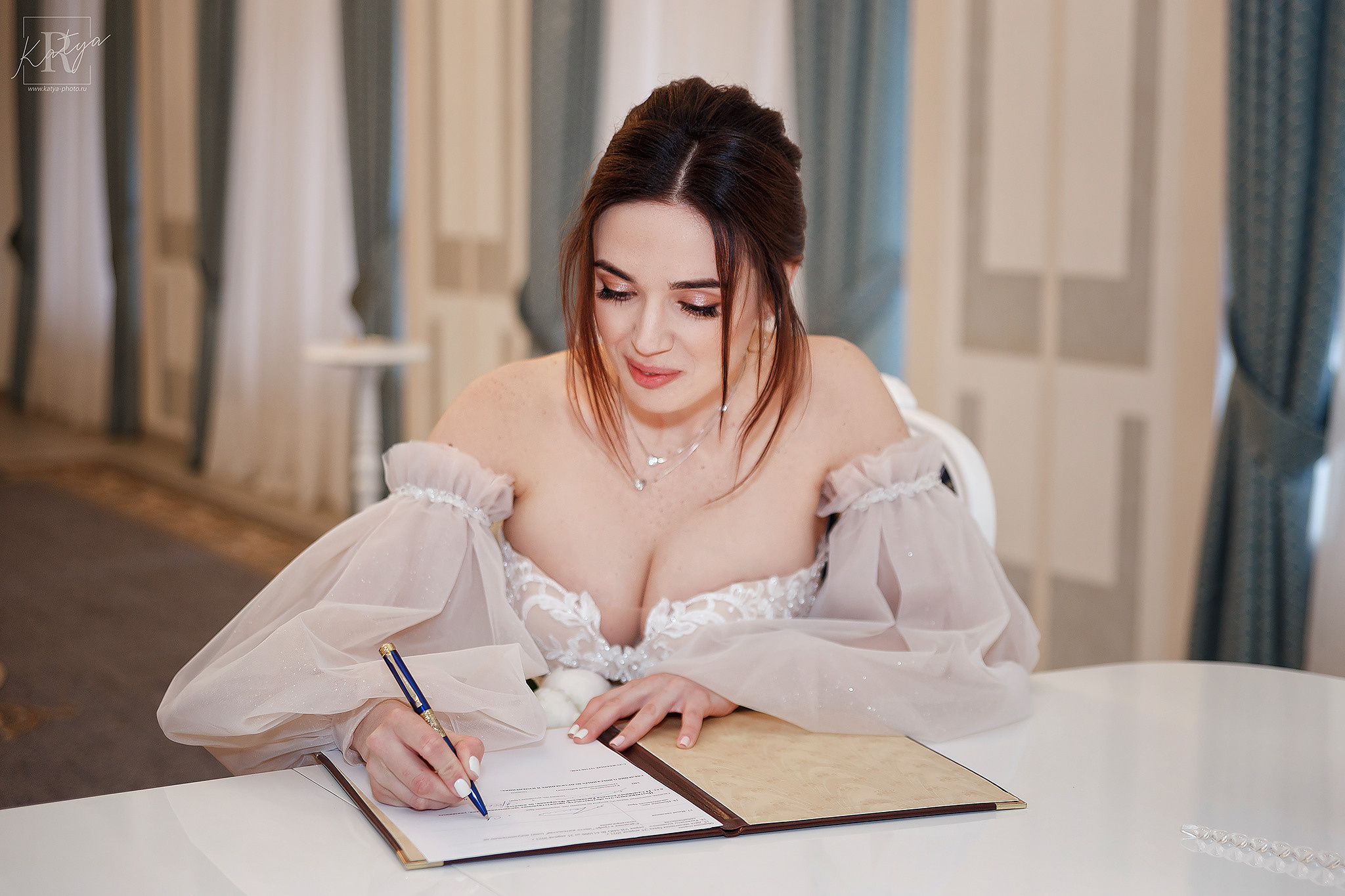 невеста ставит свою подпись