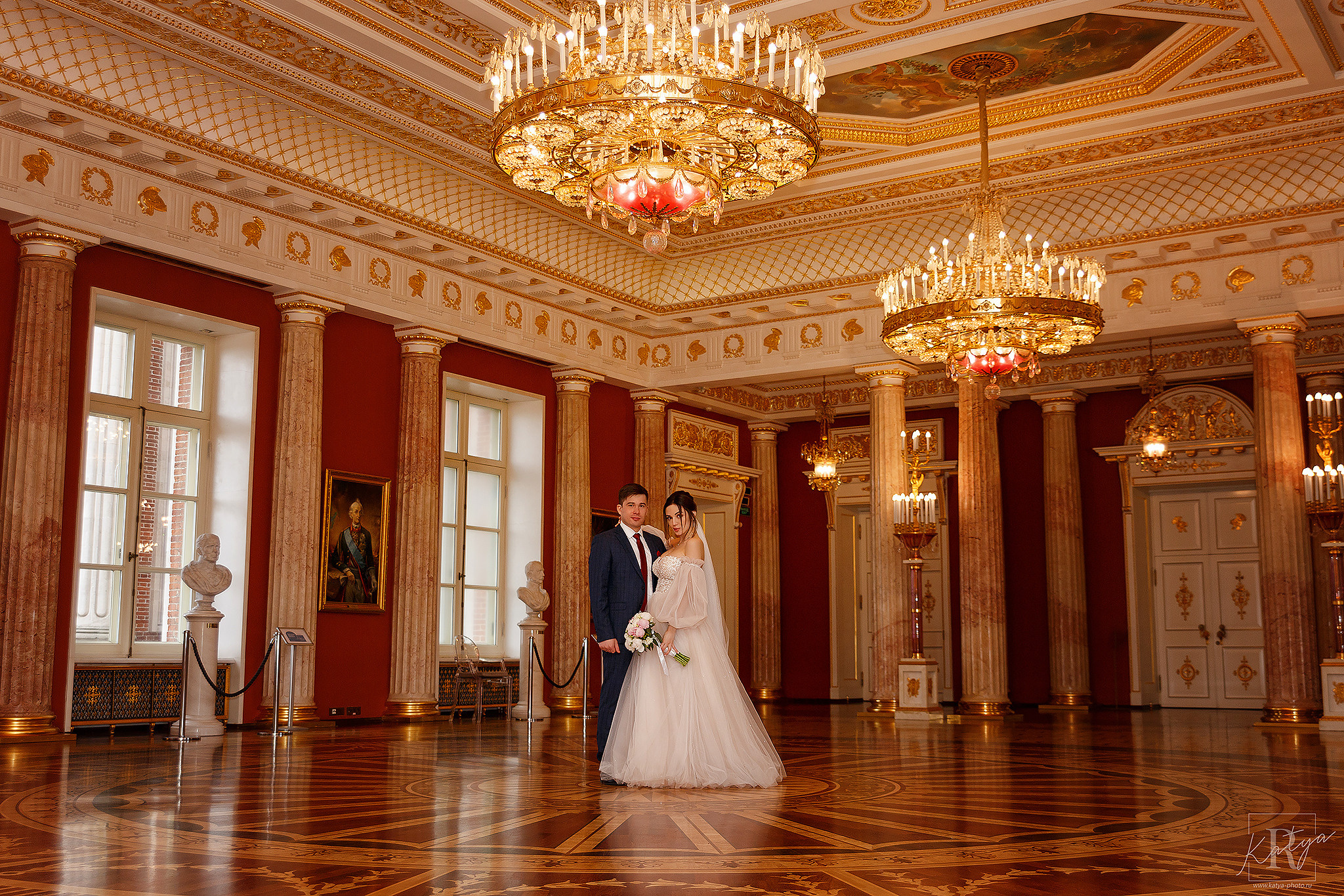 жених и невеста в большом зале в Царицыно
