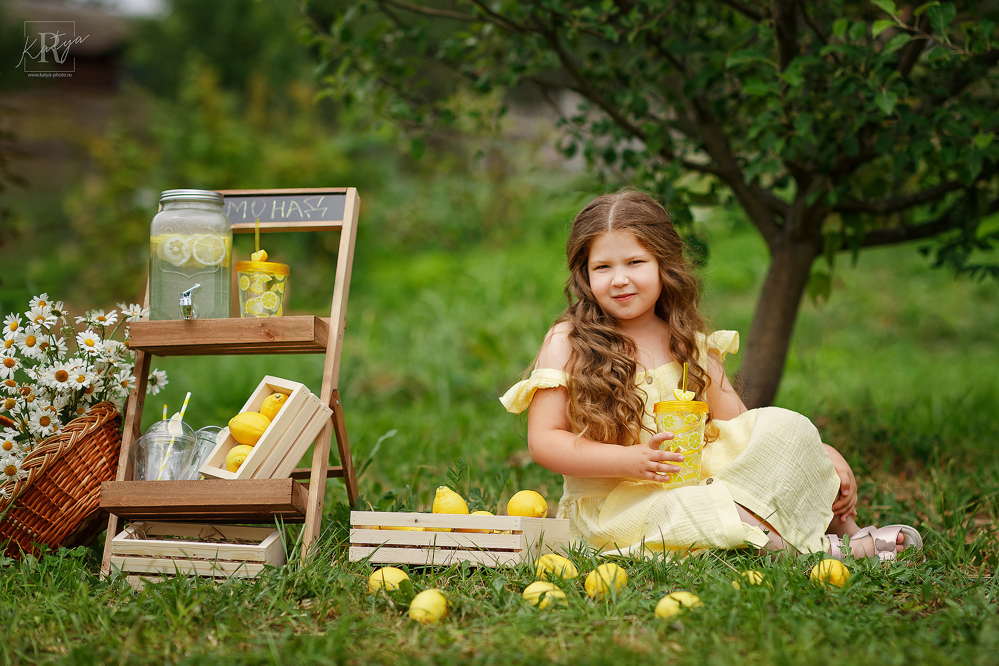 девочка с лимонами