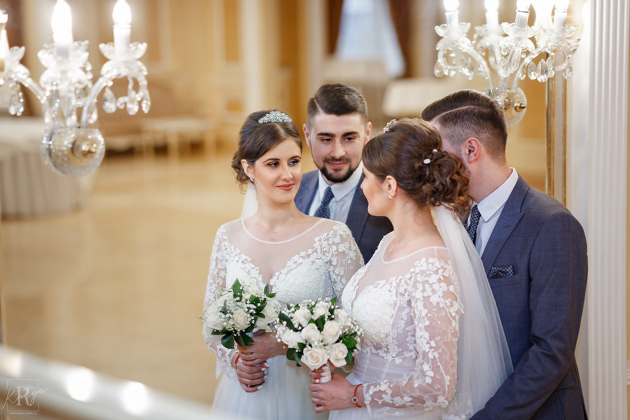 жених и невеста смотрят в зеркало