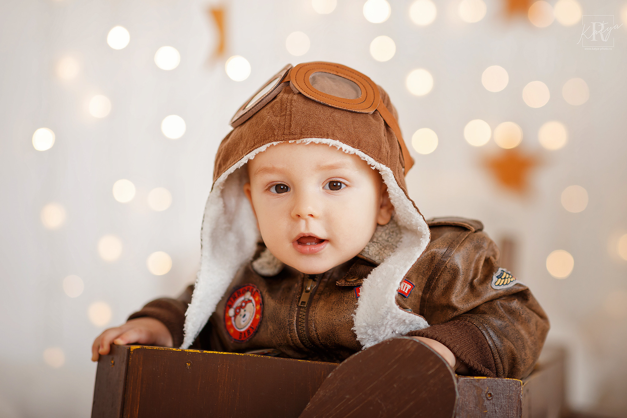 маленький лётчик в шлеме