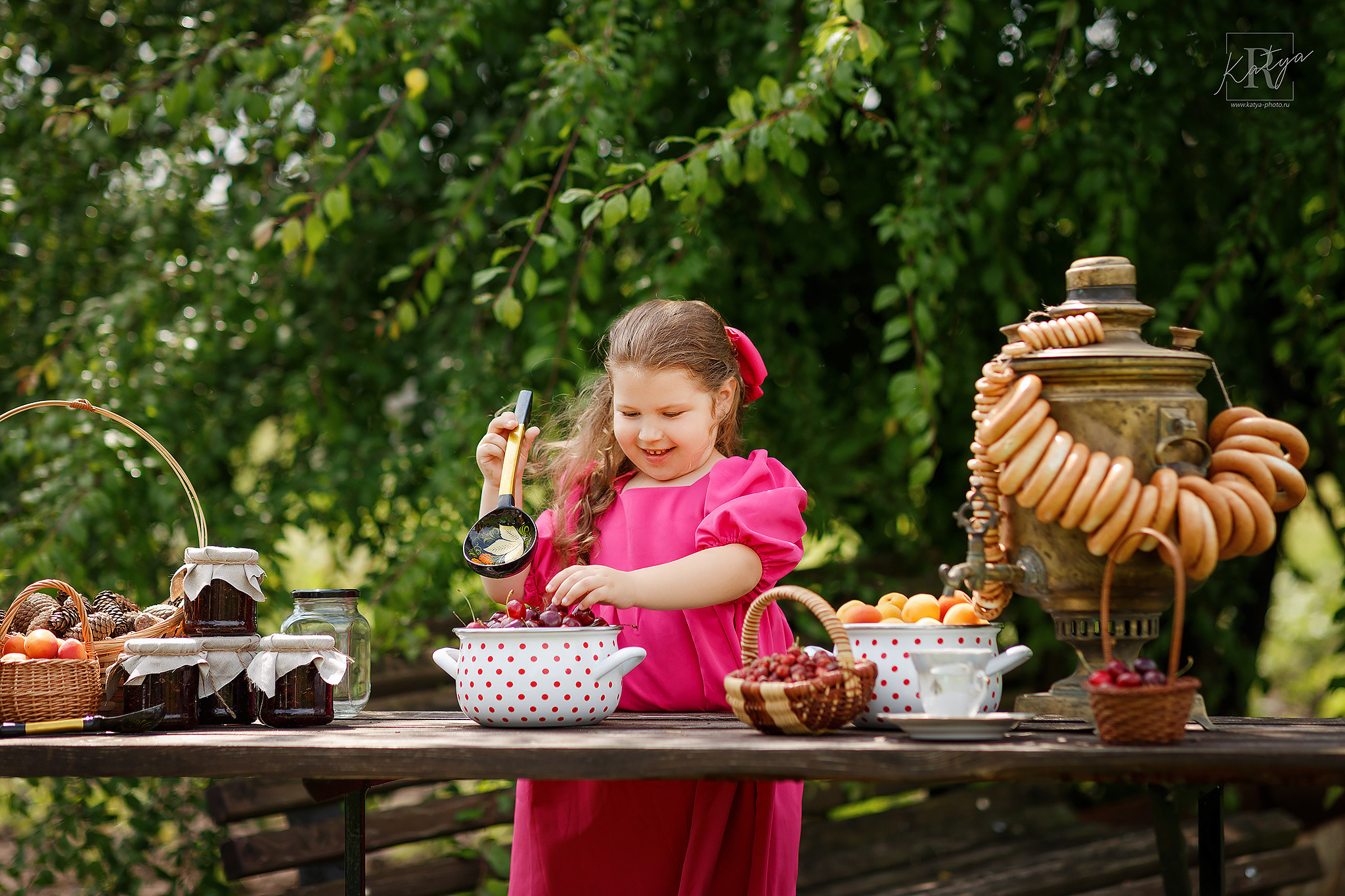 девочка варит клубничное варенье