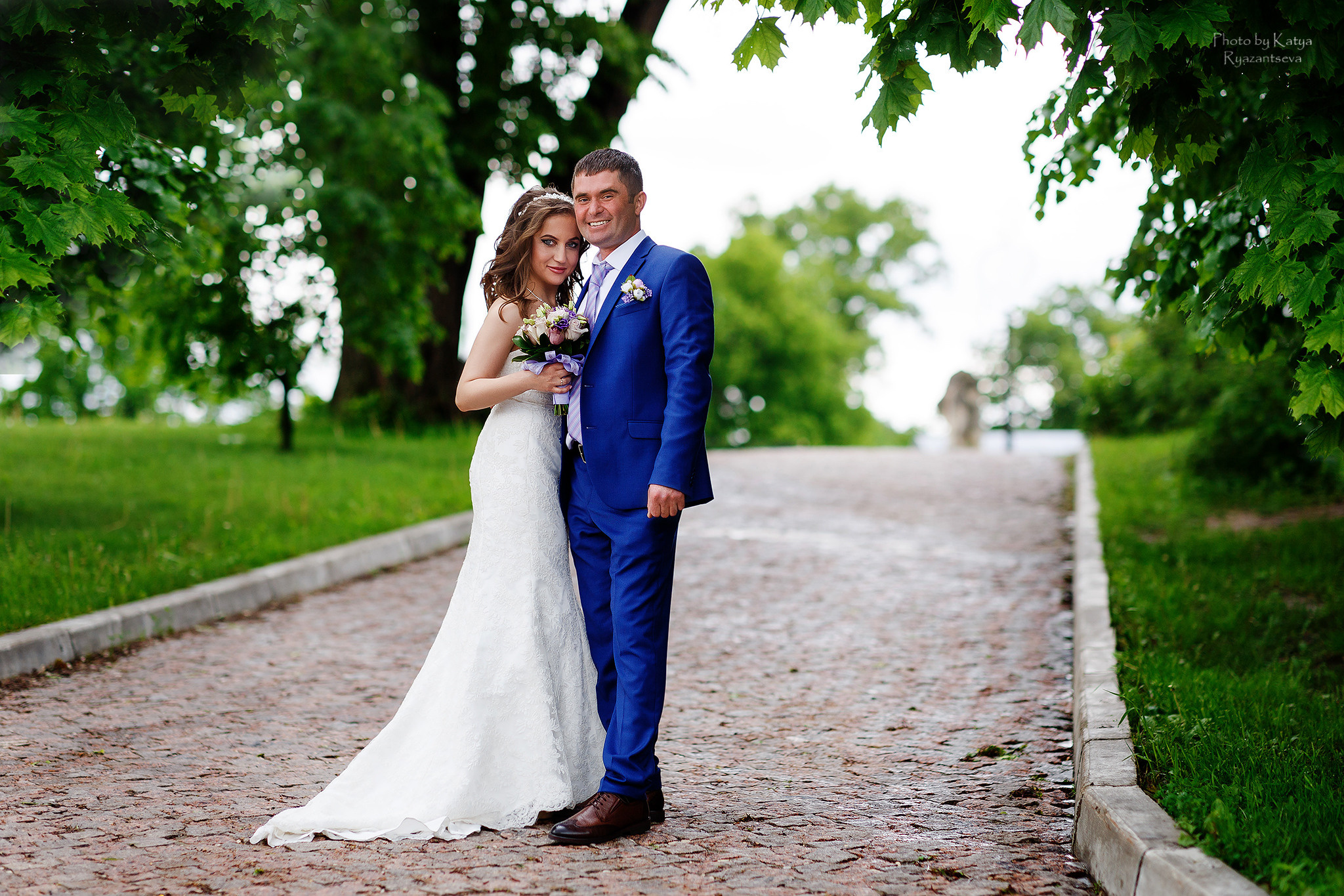 молодожёны стоят на дороге