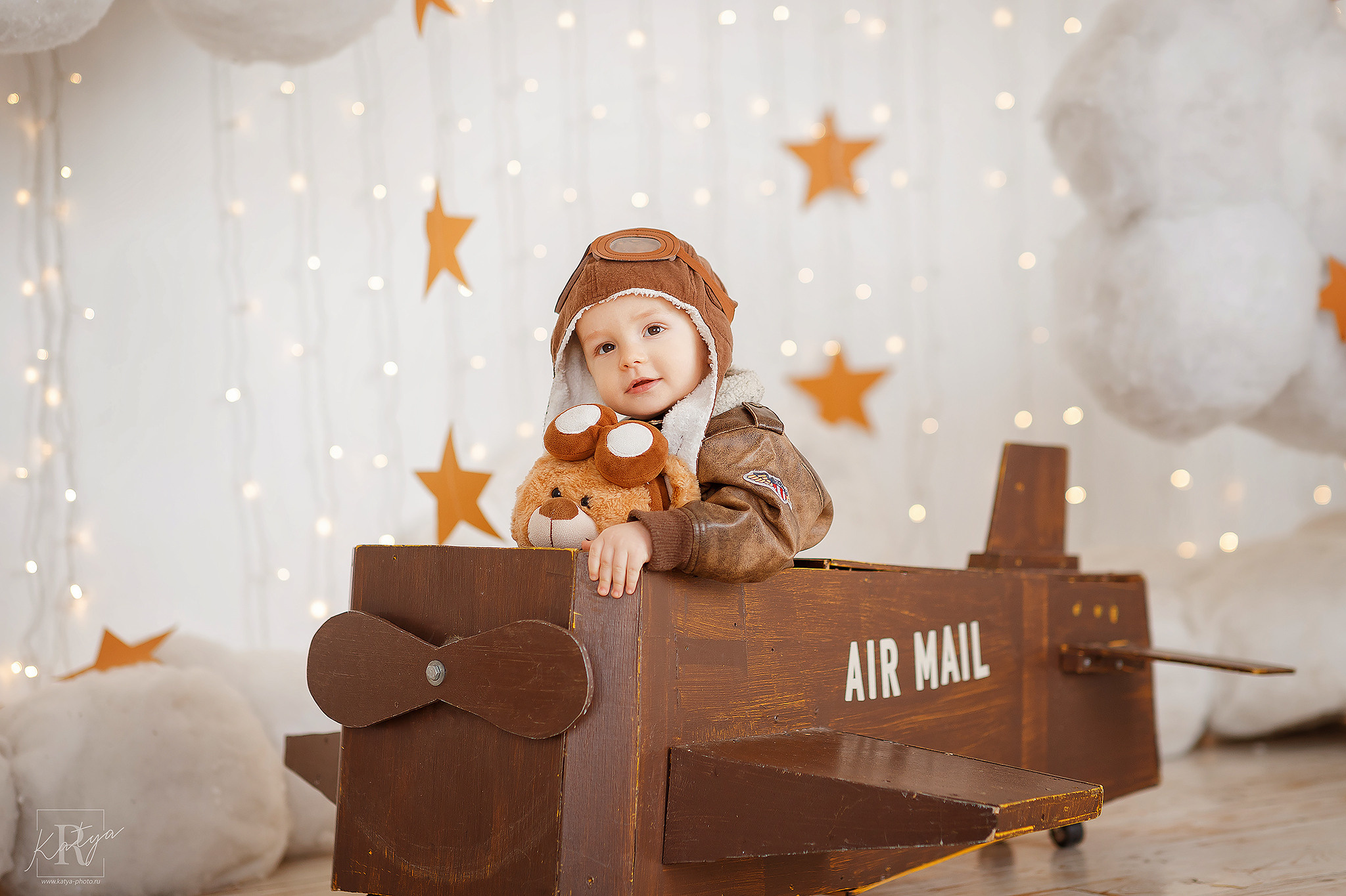 ребенок в игрушечном самолете