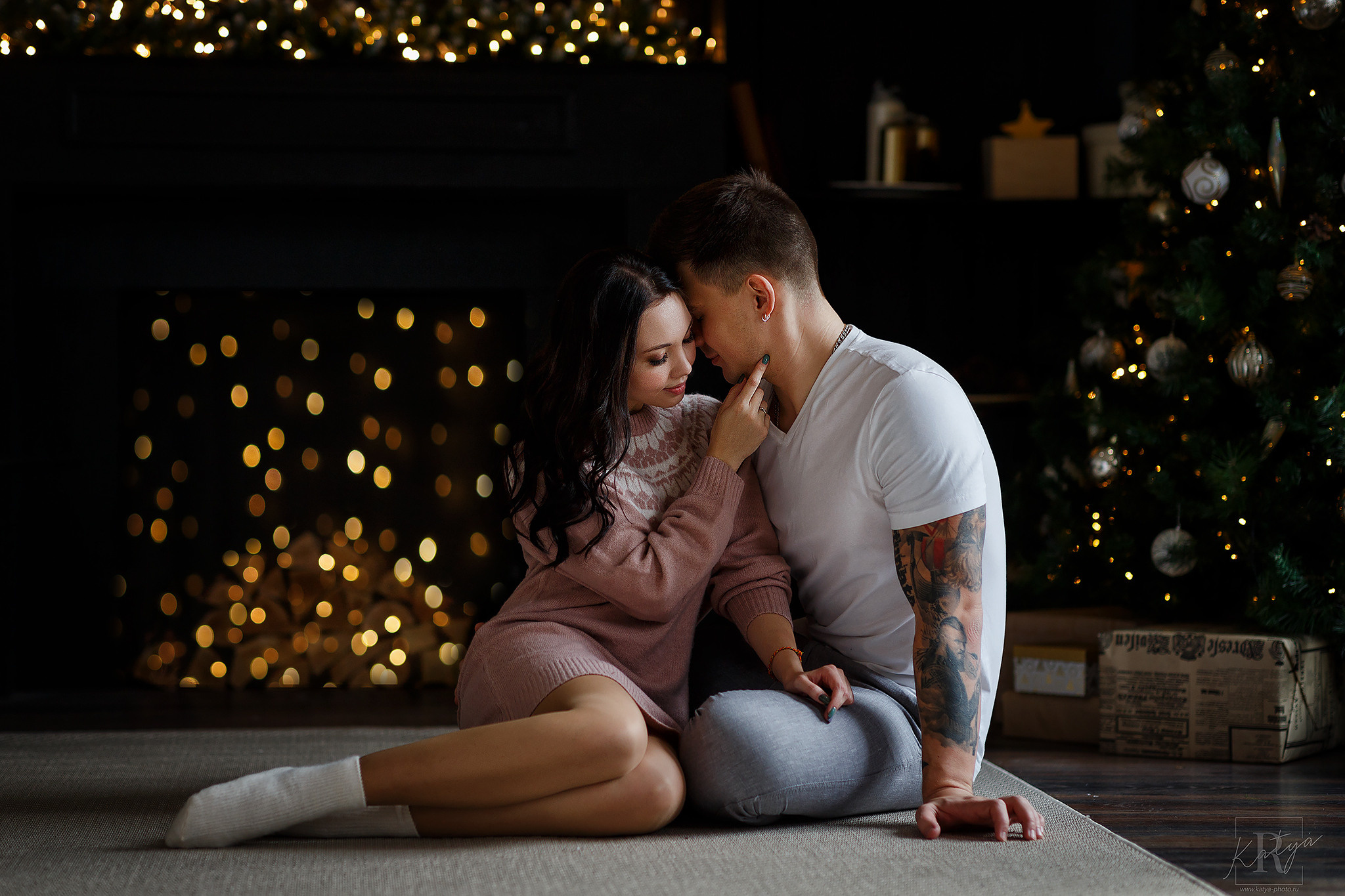 влюблённая пара сидит у камина