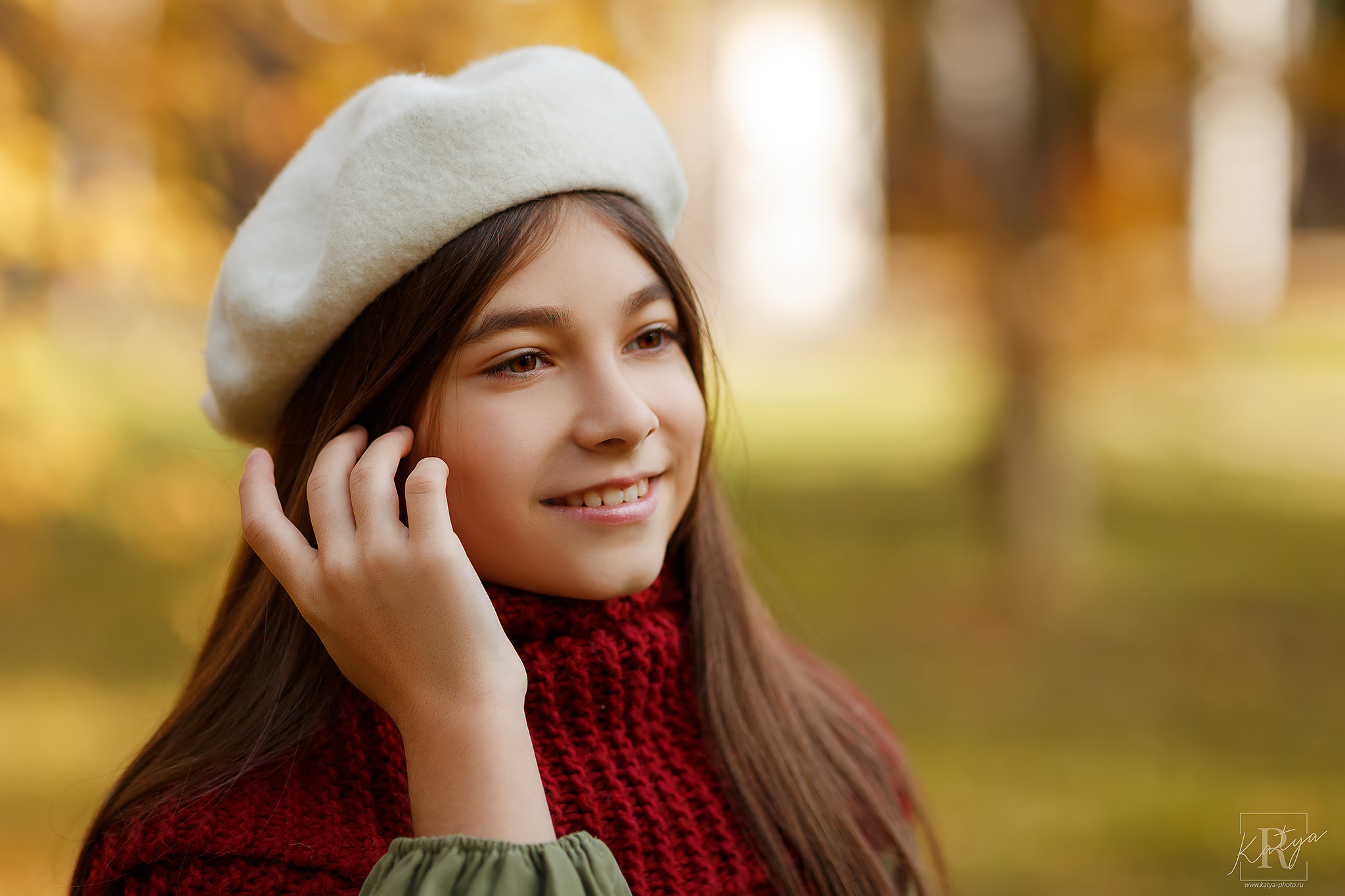 девочка в берете и бордовом шарфе