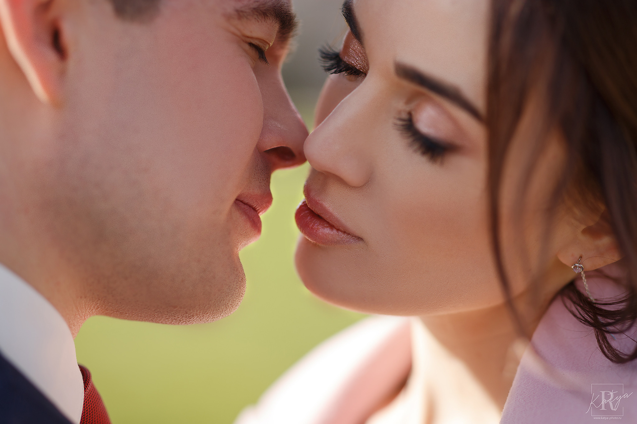 поцелуй жениха и невесты крупным планом