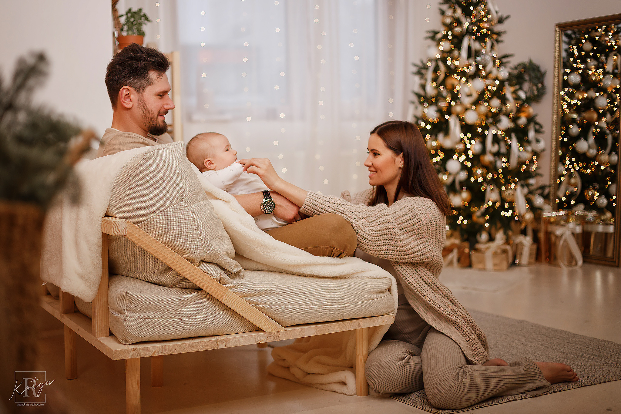 семья играет дома с ребенком