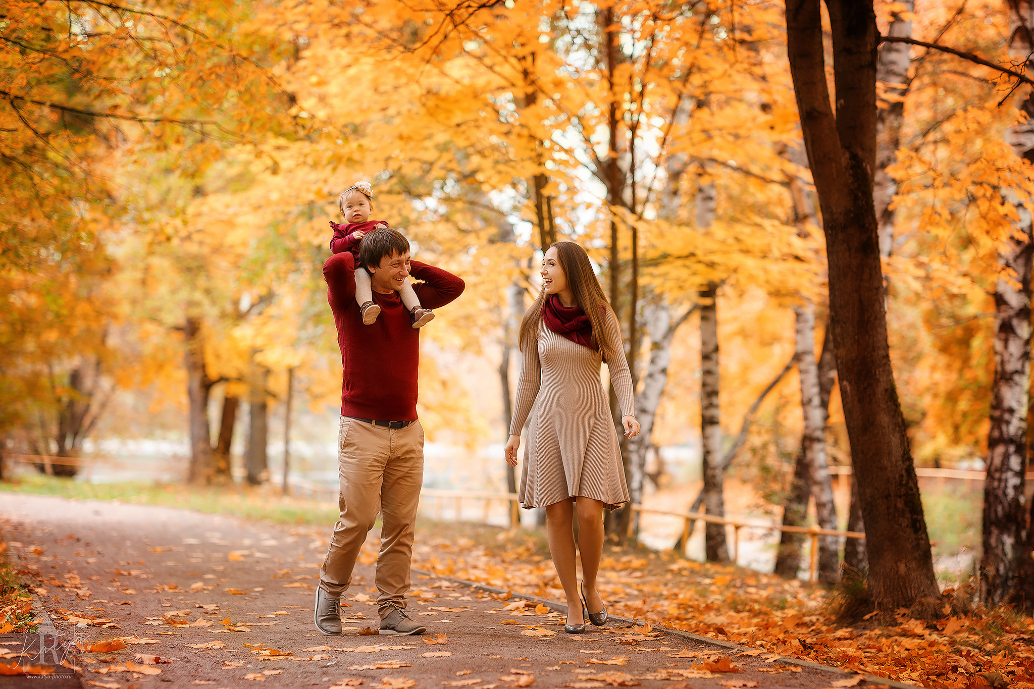 семья гуляет по осеннему парку