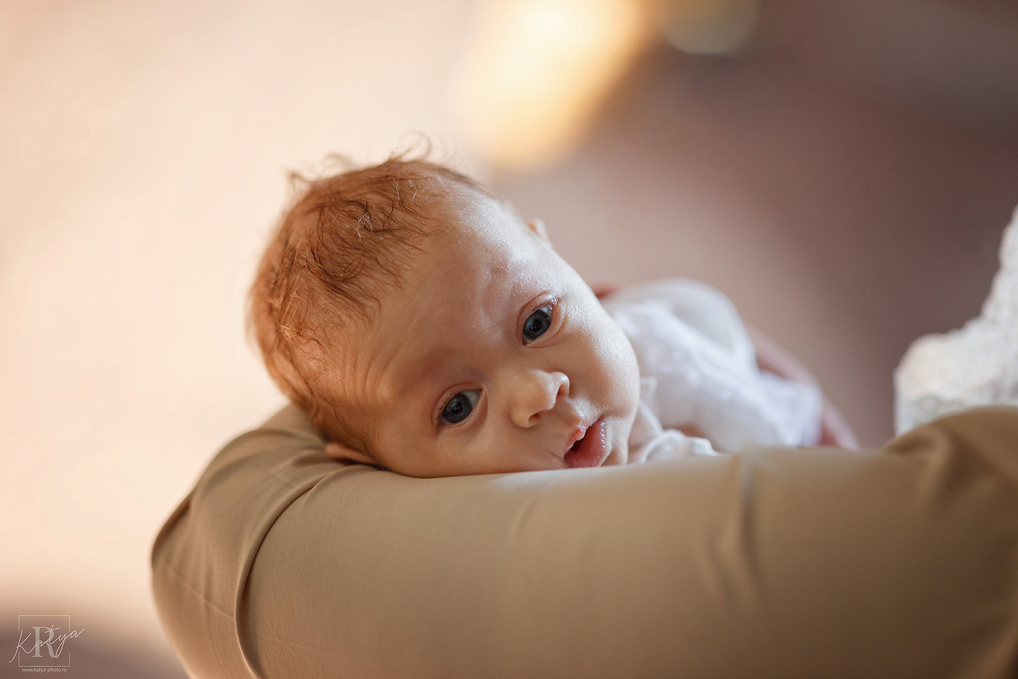 малыш лежит на руке