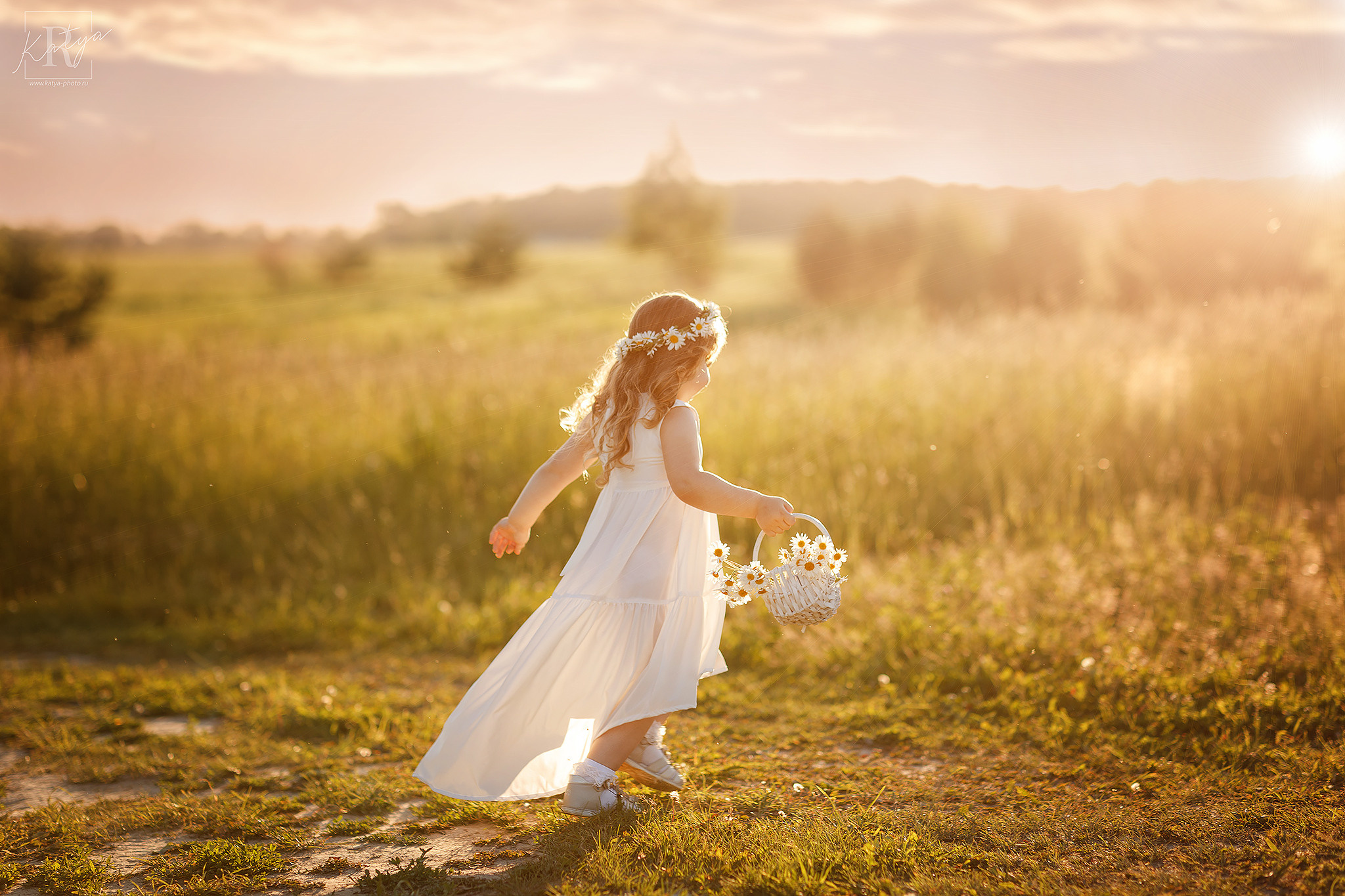 девочка бежит по полю на закате