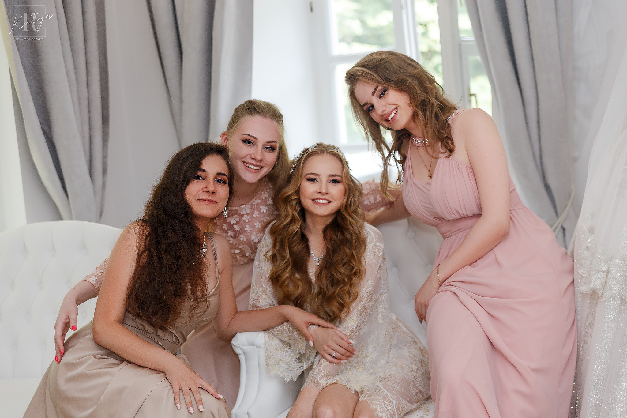 подружки невесты в номере отеля