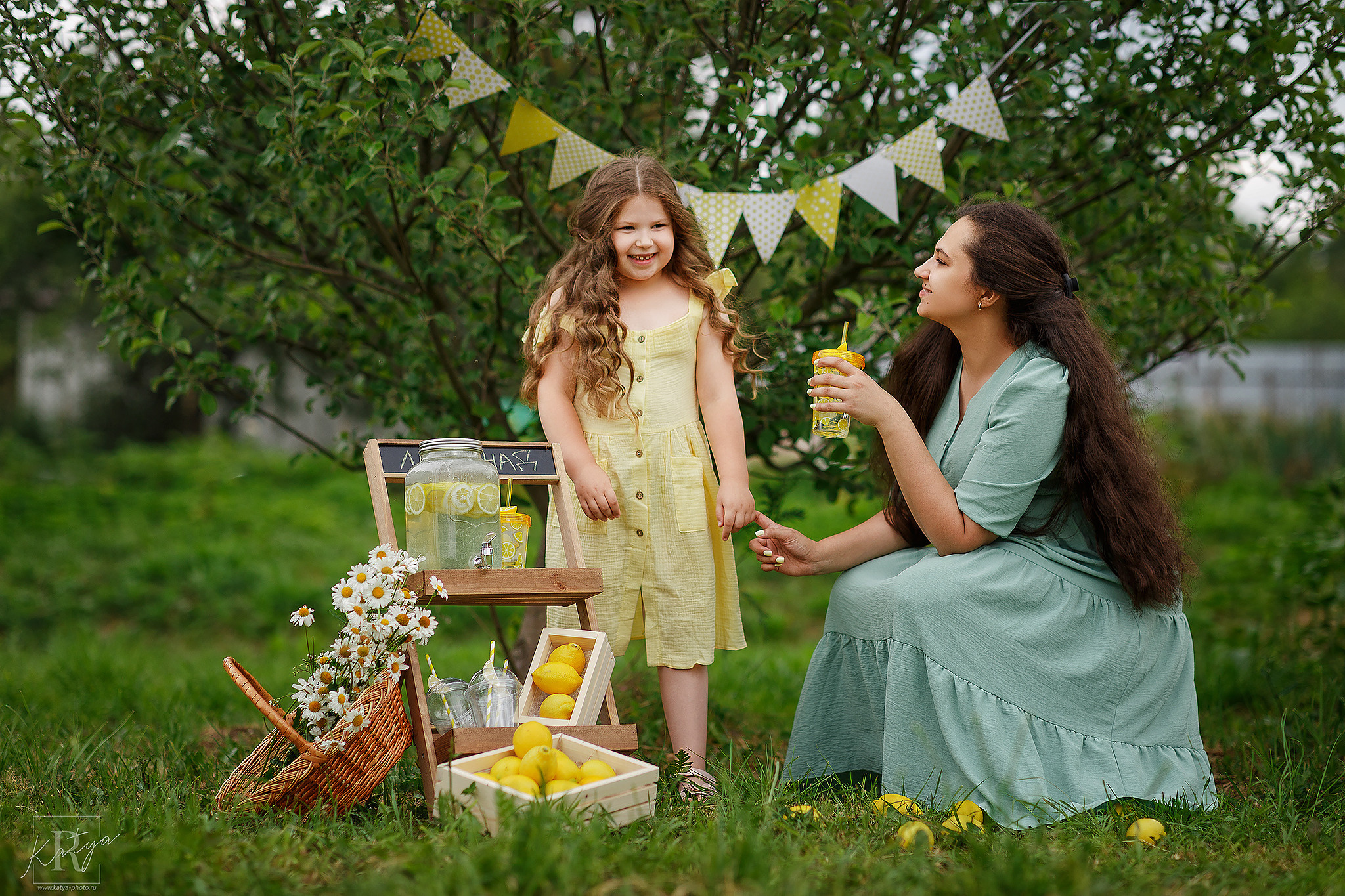 мама и дочка фотосессия с лимонами