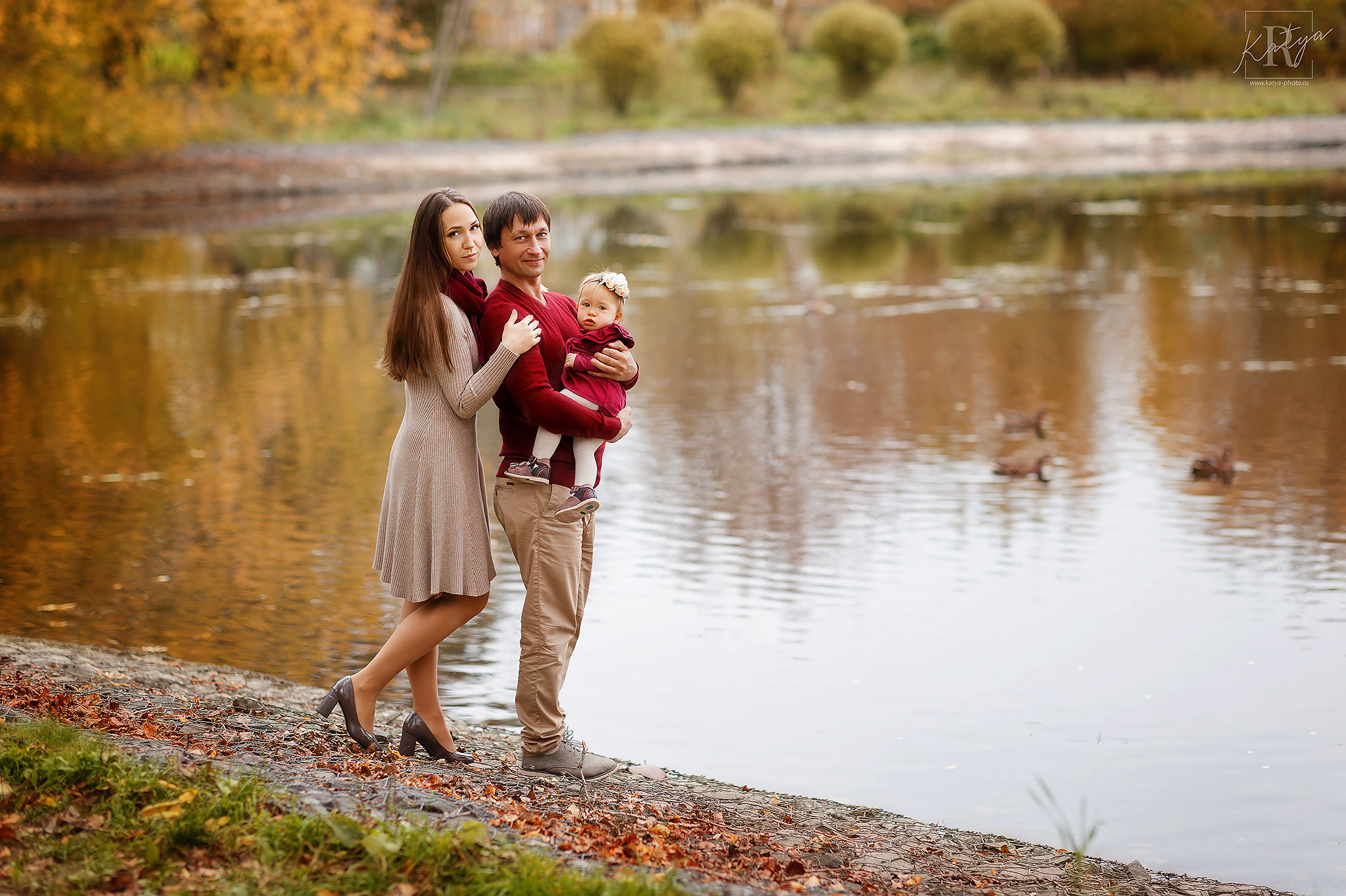 семья стоит у пруда