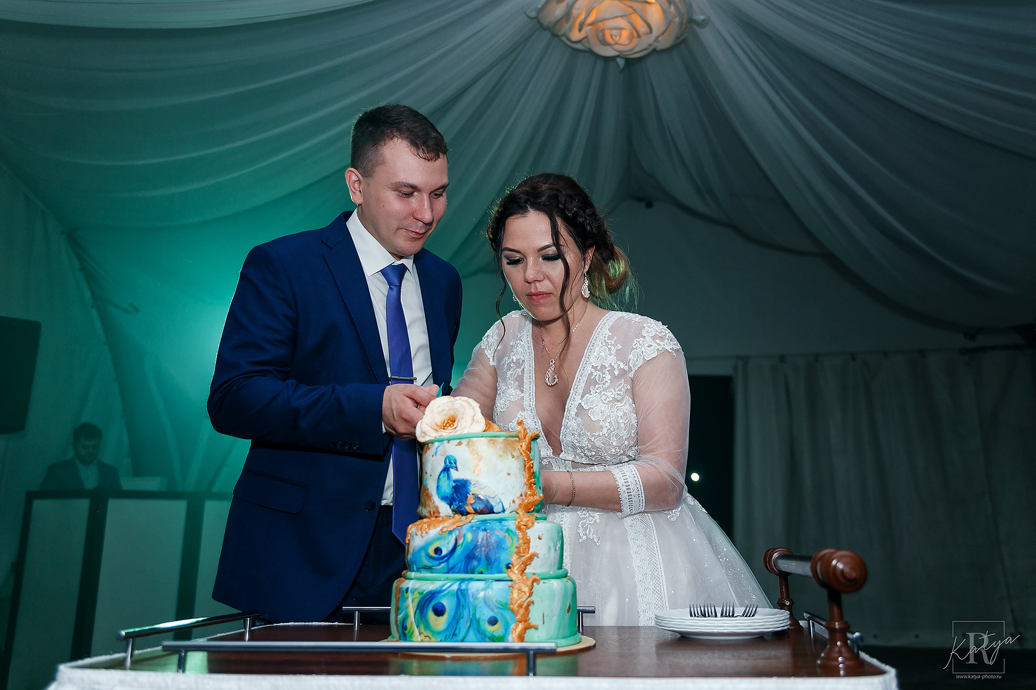 жених и невеста режут торт