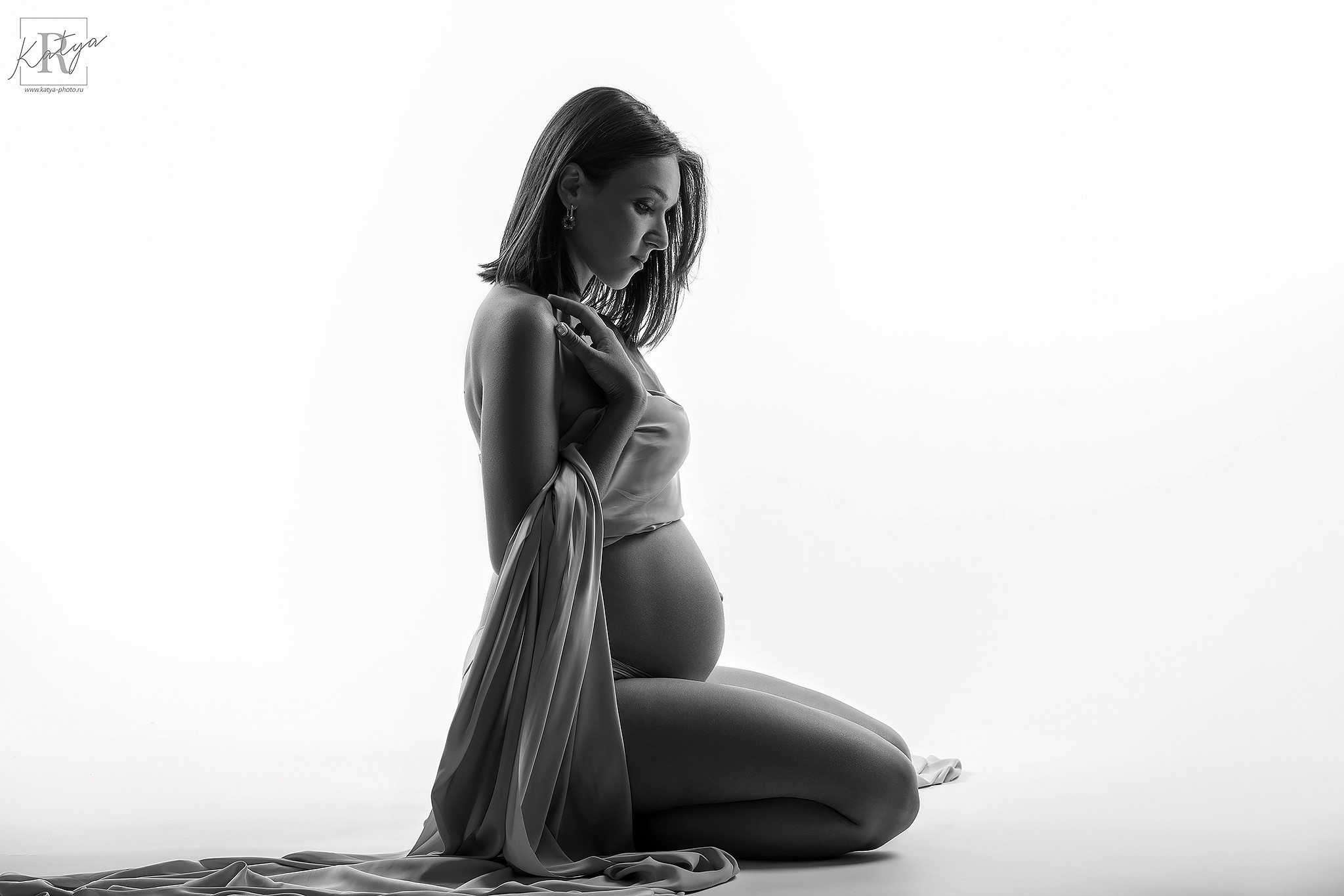 силуэт беременной на белом фоне