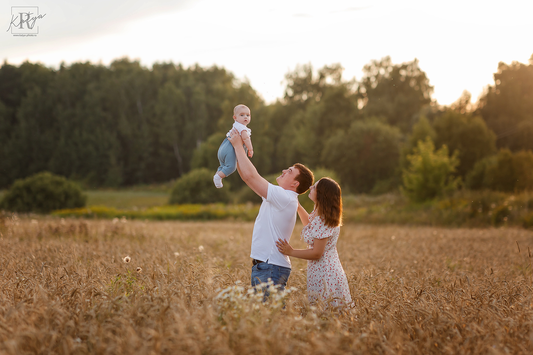папа подкидывает ребенка в поле
